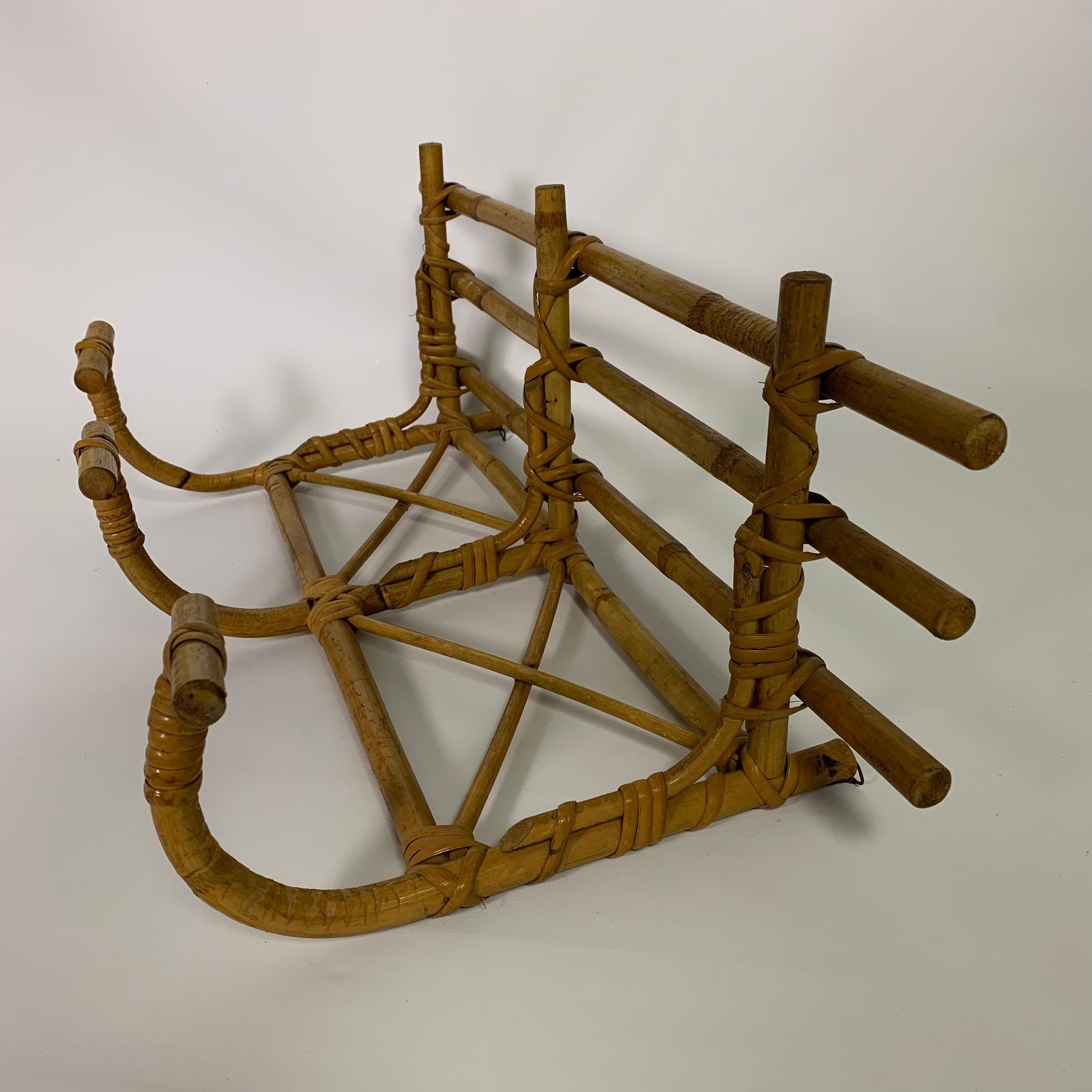 Please note: given the material, this
coat rack is not suitable for heavy coats.

Height: 30 cm.
Width: 66 cm.
Depth: 23 cm.
The coat rack can be hung using the 2 hooks
slide over 2 screw hooks in the wall
Origin: France, 1950s.
Material: