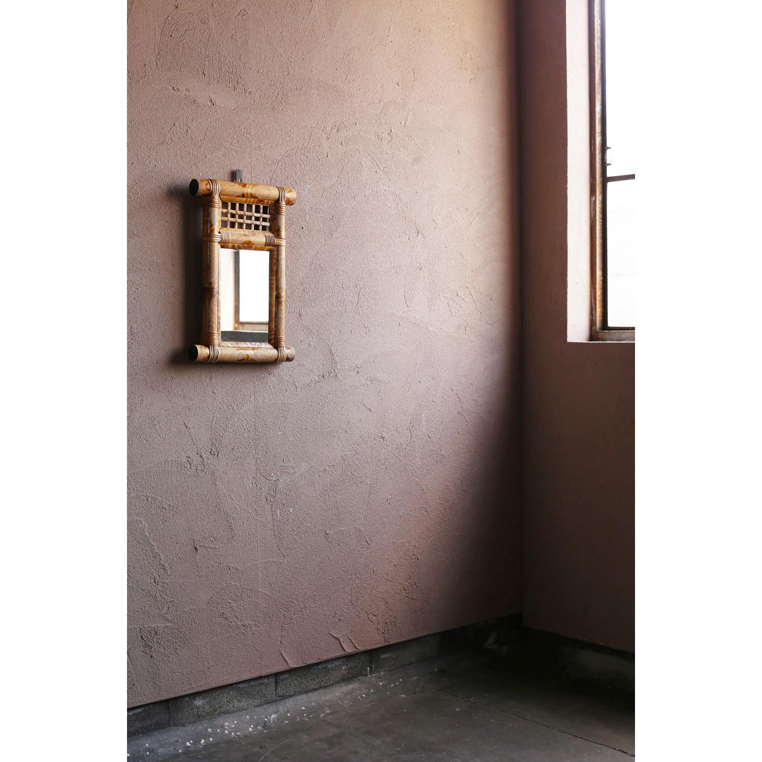 Un miroir vintage en bambou obtenu en France.

Ce miroir vintage au design moderne présente une surface texturée avec un motif tourbillonnant.

Ce miroir se marierait aussi bien avec des espaces antiques qu'avec des espaces aménagés avec des meubles