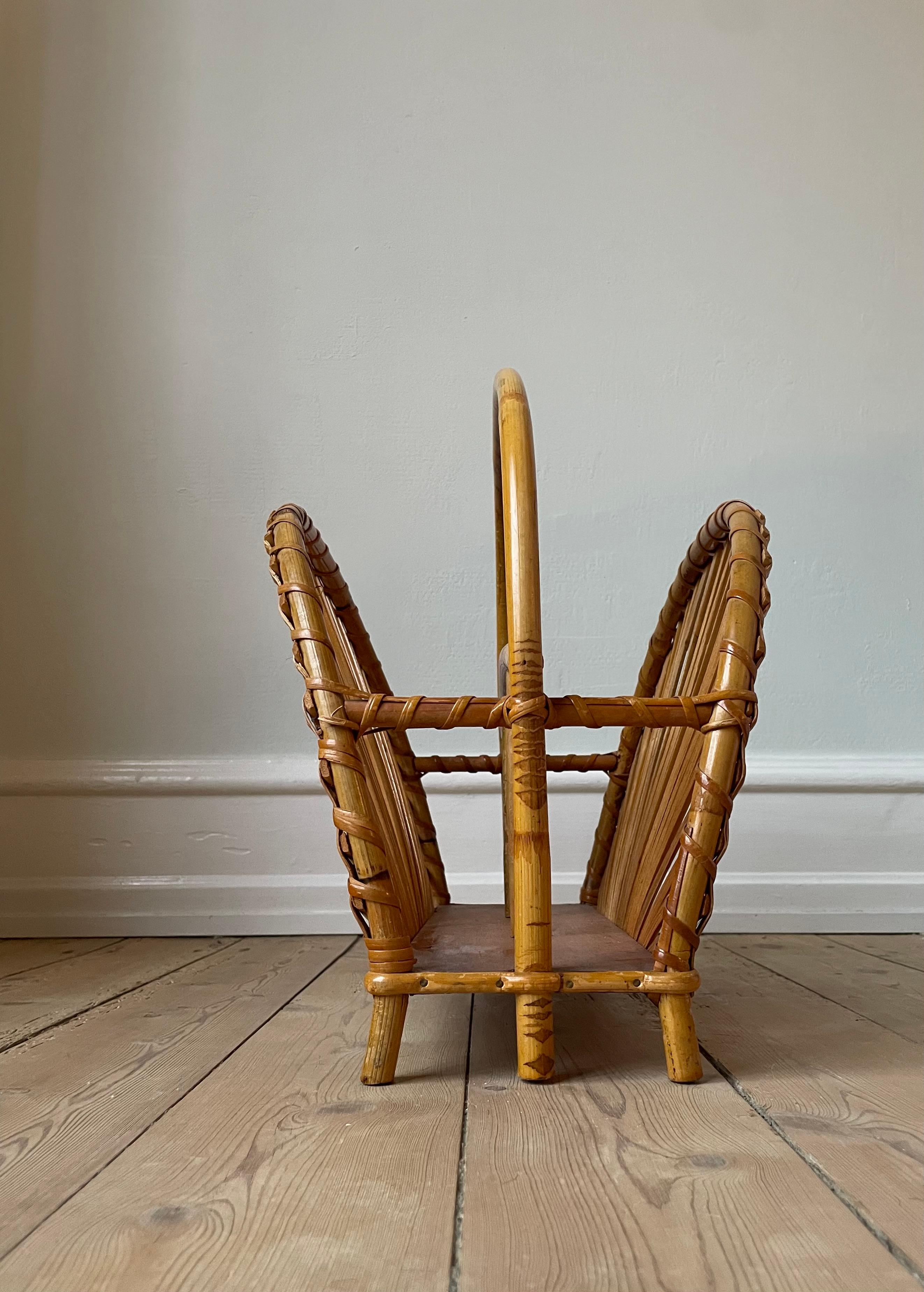 Fatto a mano Portariviste svedese in legno di bambù degli anni '70 in vendita