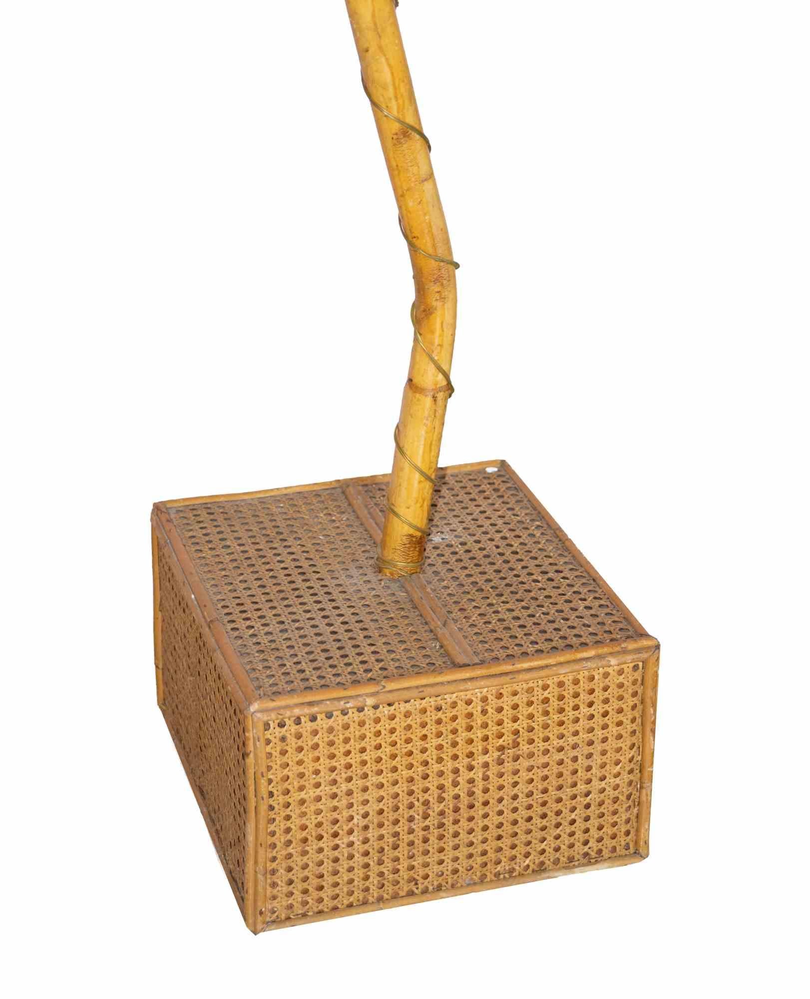 La lampada da terra vintage Bambu è un'originale lampada contemporanea realizzata in Italia negli anni Settanta. 

Bambù. 

Prodotto in Italia.

Creato per Mobili nella Valle.

Dimensioni totali: 200 cm x 110 cm x 30 cm. Il peso è