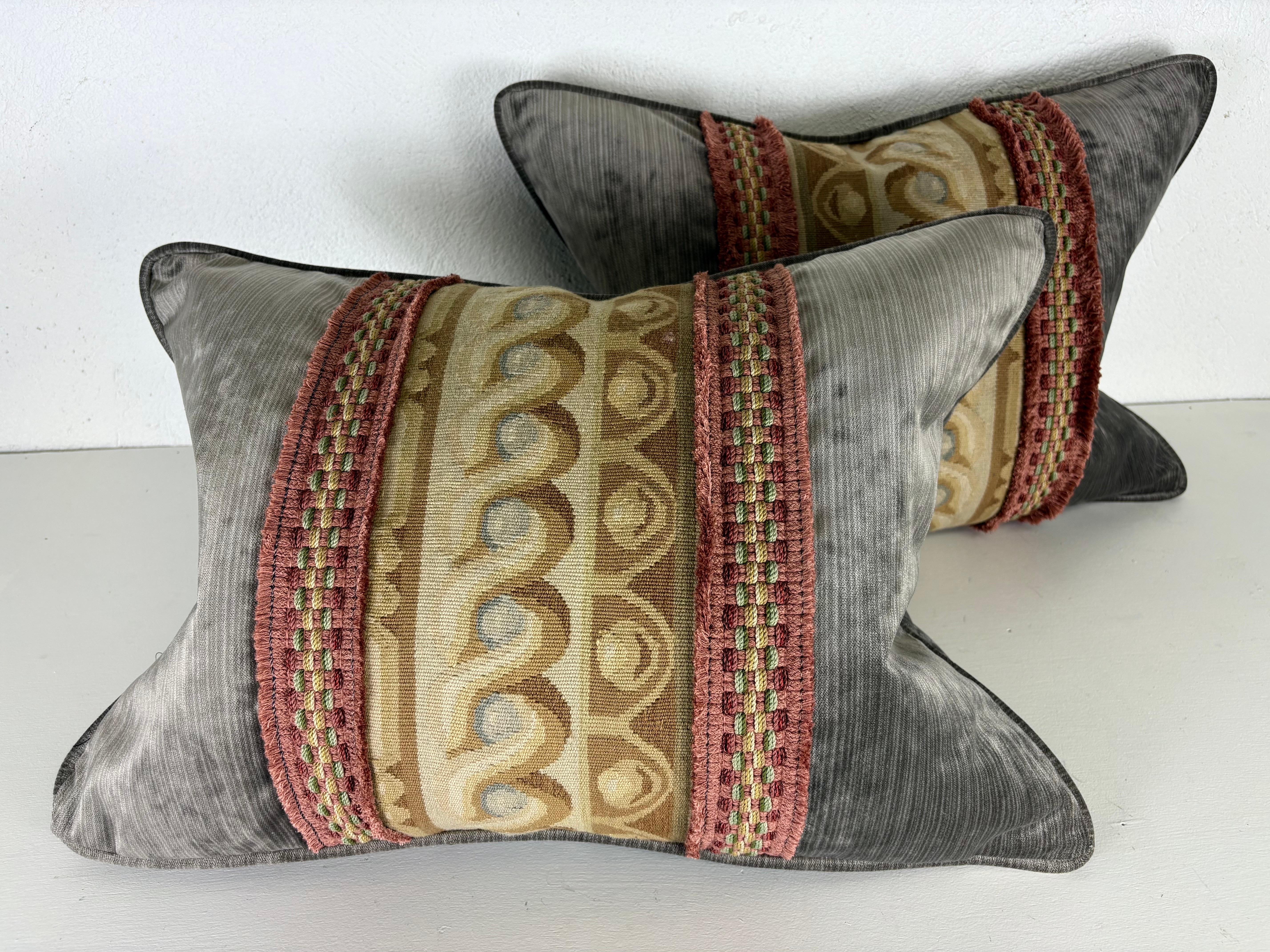 Vintage banded Aubusson tapestry pillows / a pair For Sale 4