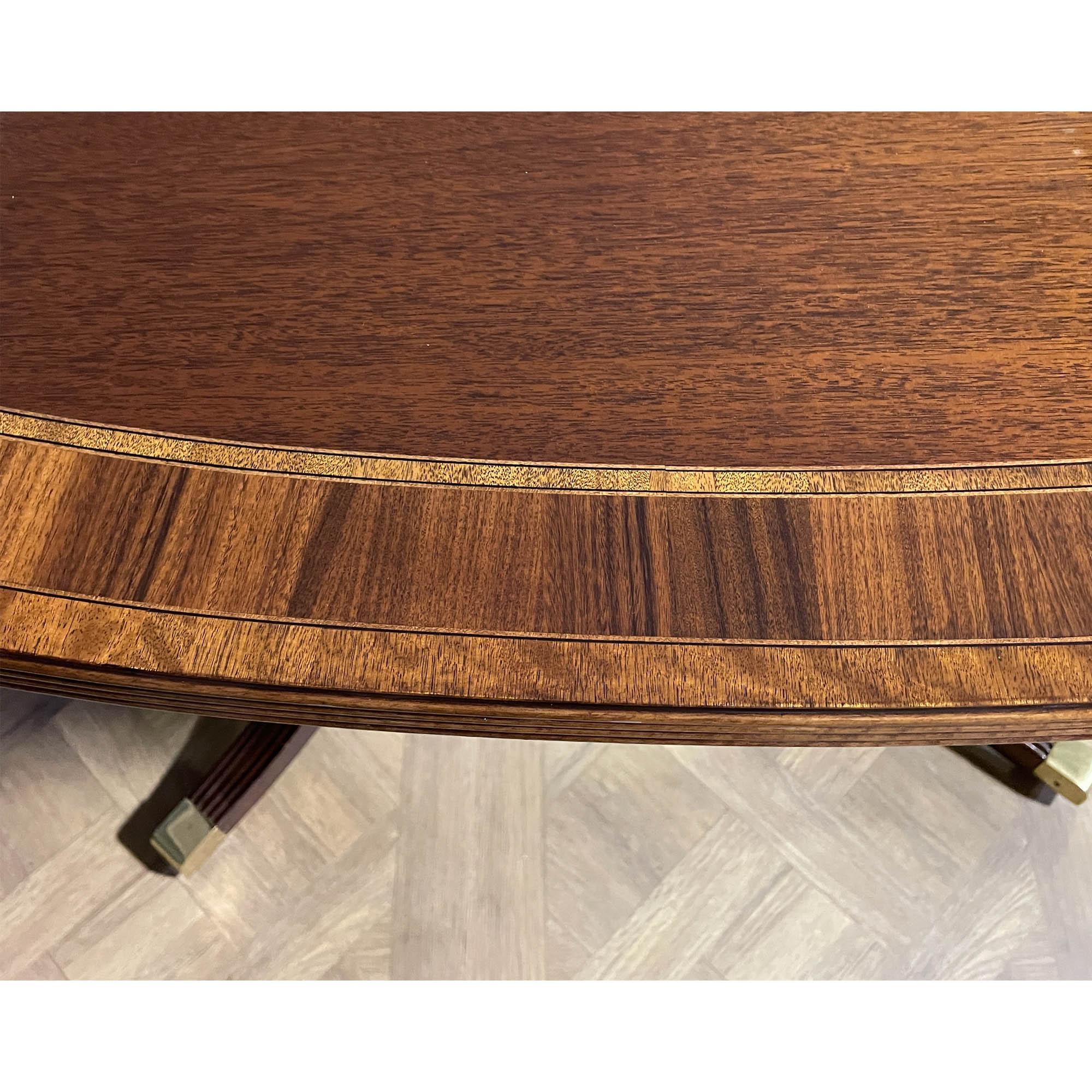 Cette table de conférence en acajou à bandes vintage vous est proposée par Niagara Furniture. Elle présente de nombreuses caractéristiques qui en font un objet d'exception. Un bord cannelé en acajou massif entoure le plateau de la table et se