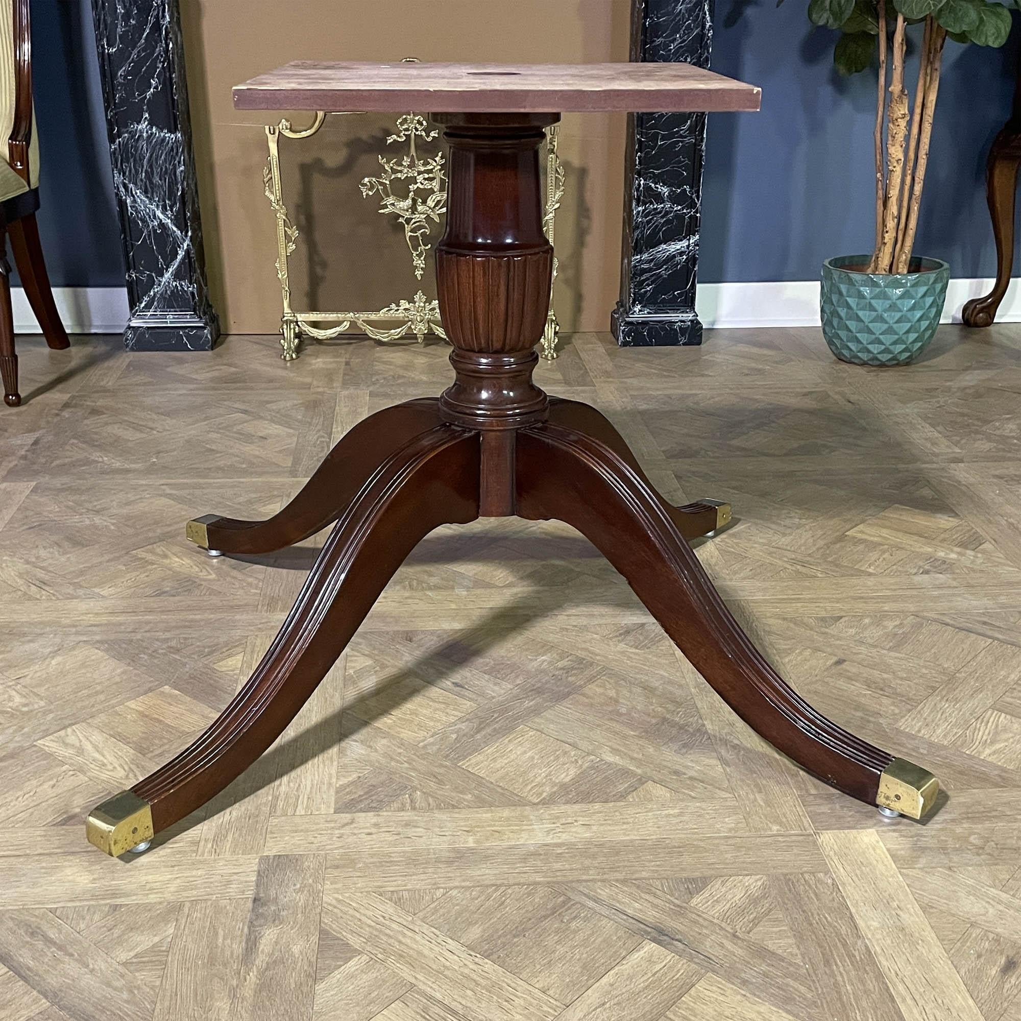 Sculpté à la main Table de conférence vintage en acajou à bandes en vente