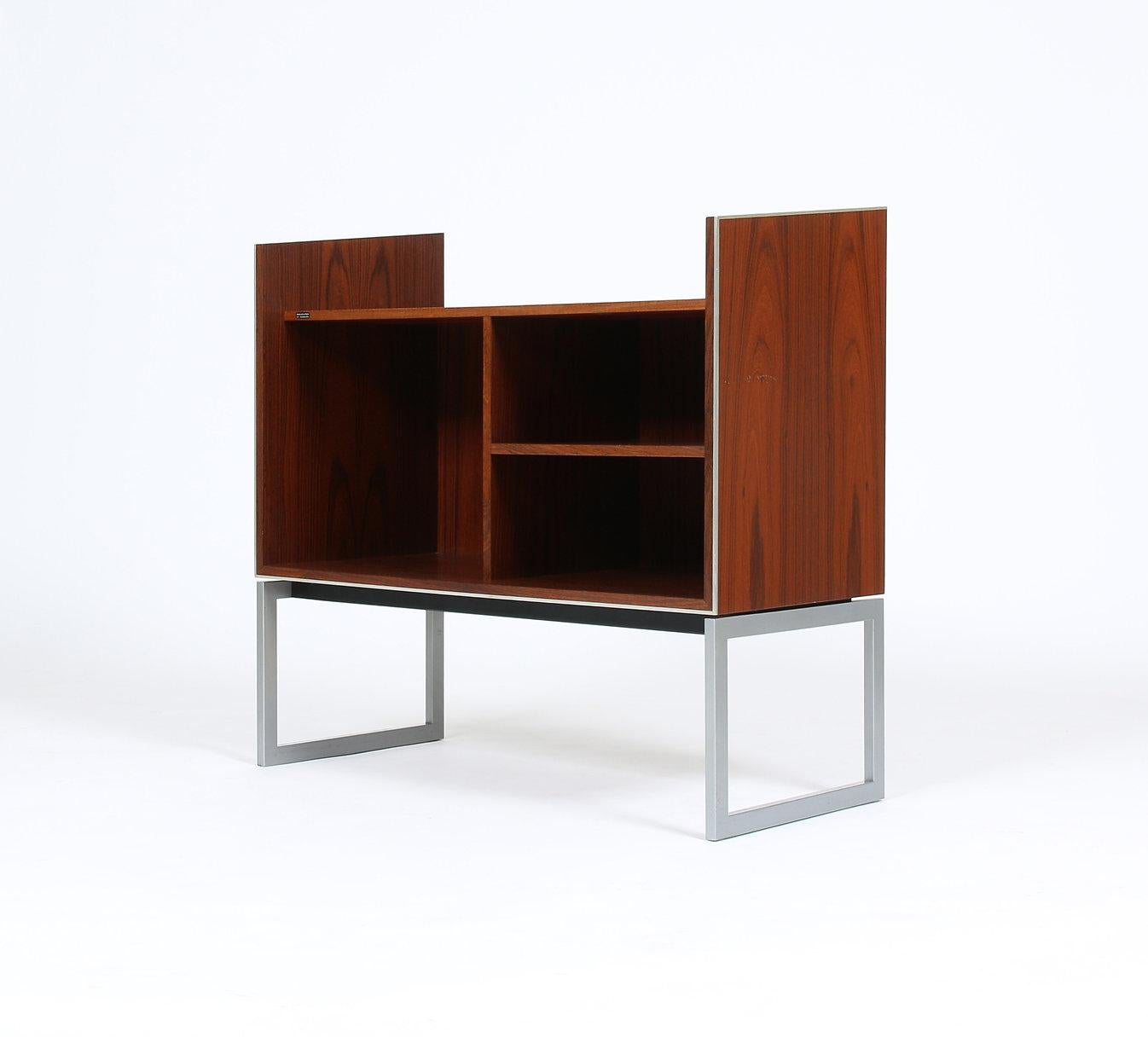 Vintage Bang and Olufsen Rosewood HiFi Cabinet Media Table In Good Condition In Phoenix, AZ