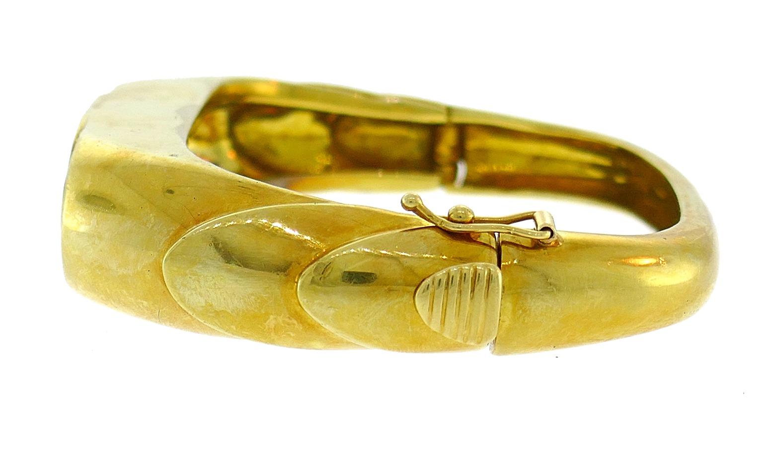 Vintage Bangle Bracelet 18k Yellow Gold Diamond Estate Jewelry In Good Condition For Sale In Beverly Hills, CA