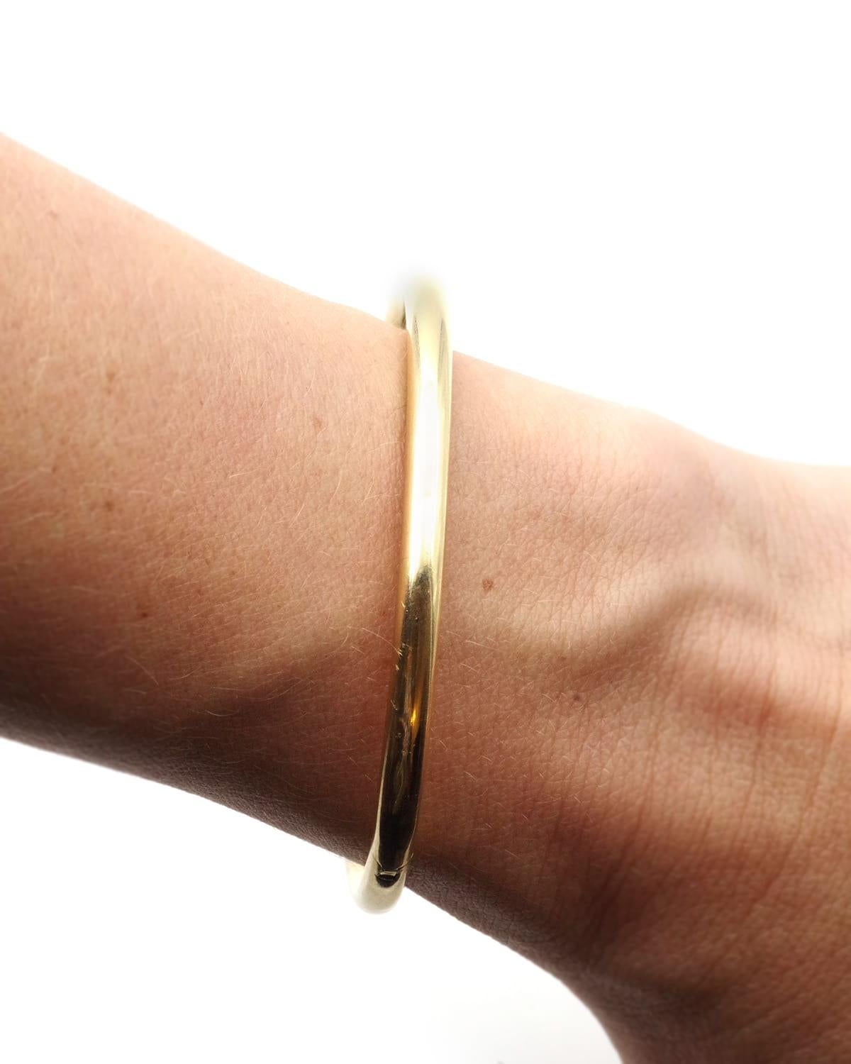 Moderne Bracelet bangle vintage en or creux 18k, Bracelet français bangle creux en vente