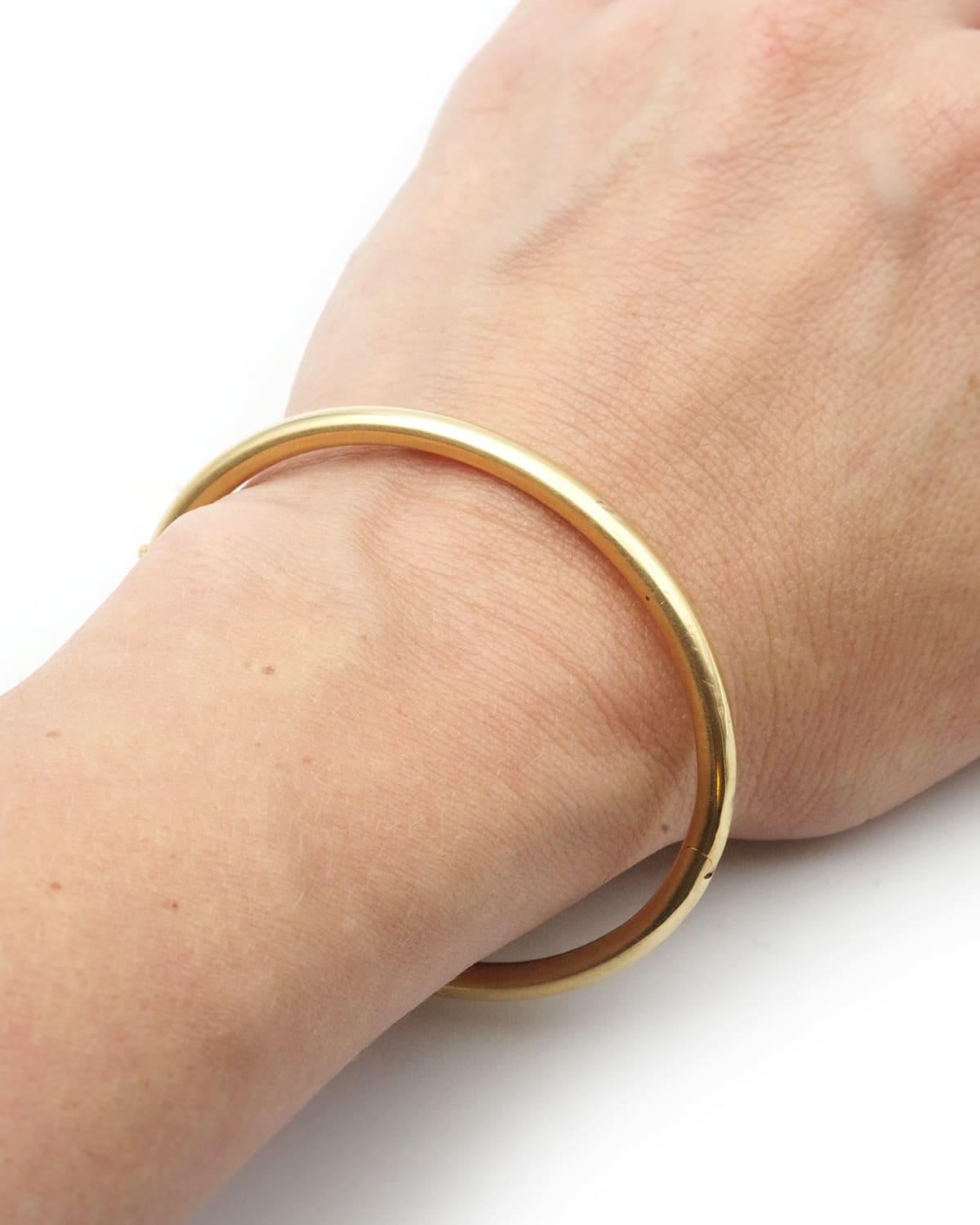 Bracelet bangle vintage en or creux 18k, Bracelet français bangle creux Bon état - En vente à PARIS, FR