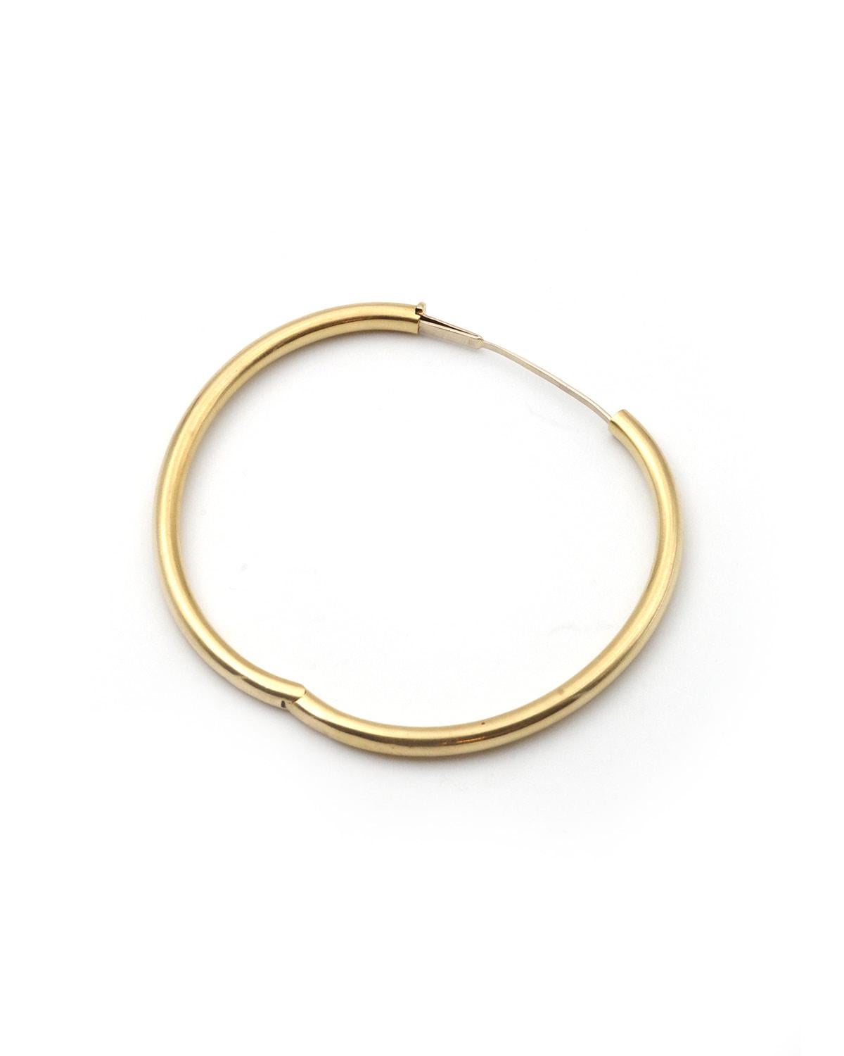 Bracelet bangle vintage en or creux 18k, Bracelet français bangle creux en vente 1