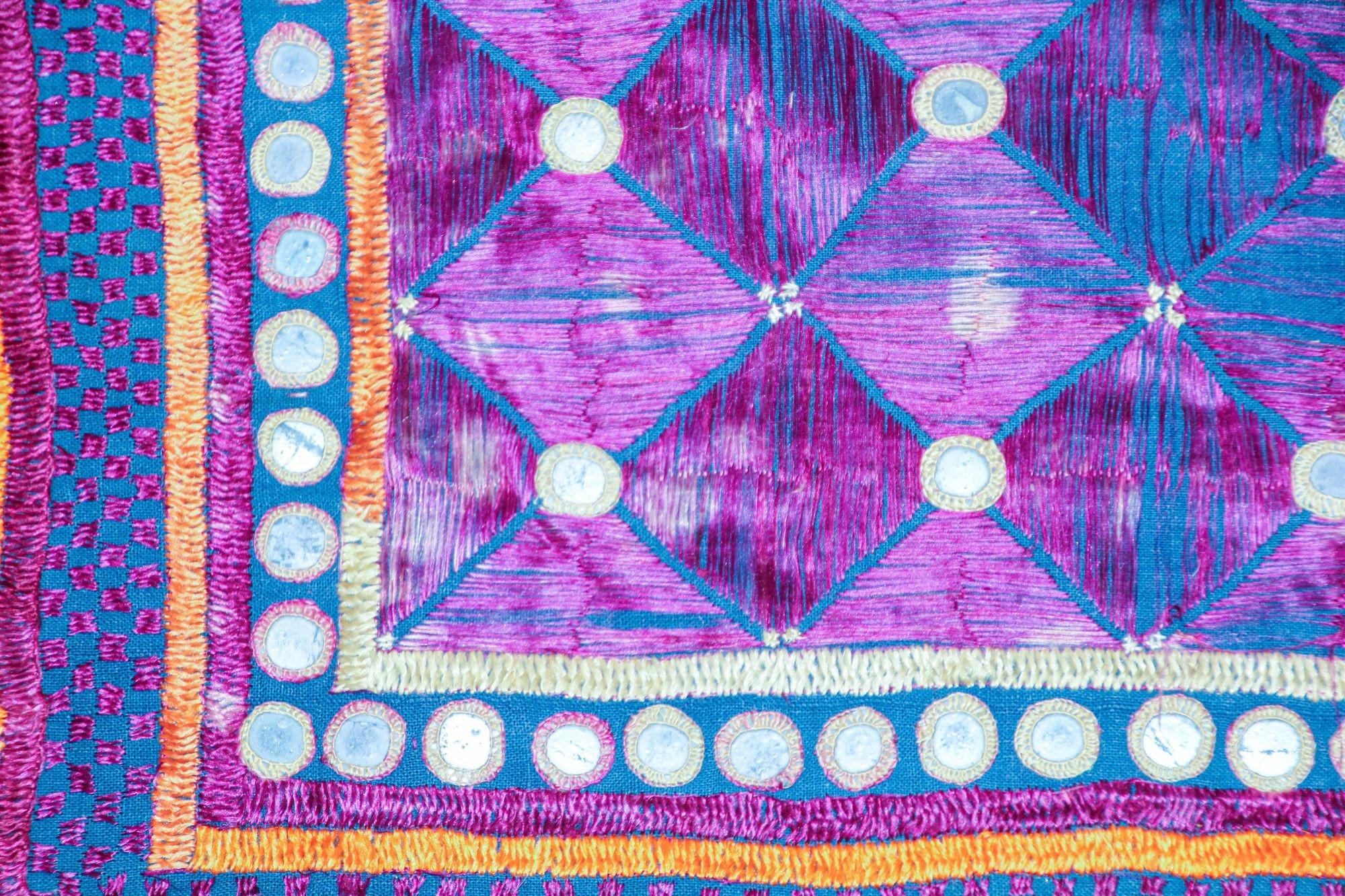 Chaakla Étnica Bordada Vintage Banjara con Espejos, Colgante de Pared, India en venta 3