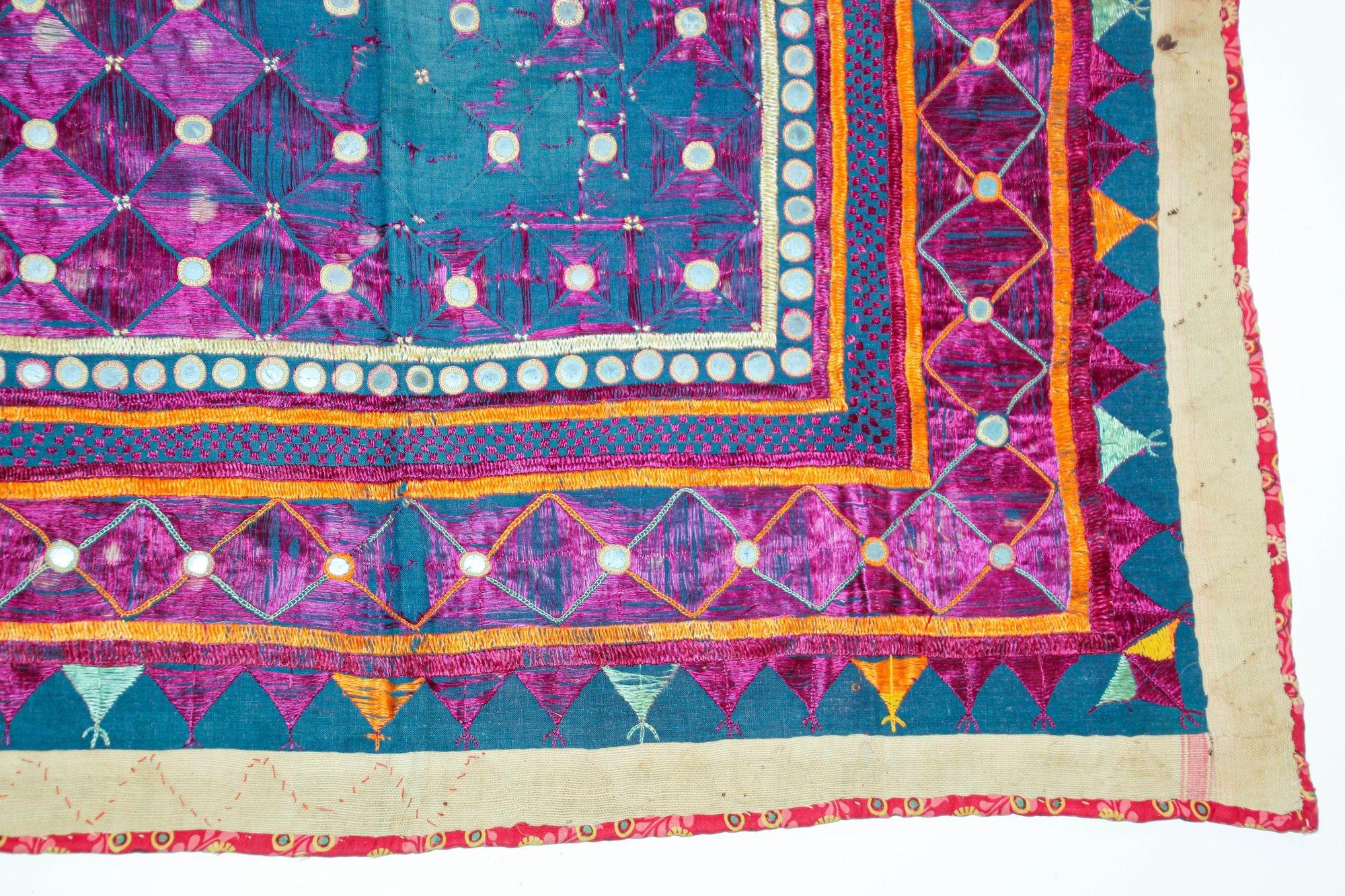 Chaakla Étnica Bordada Vintage Banjara con Espejos, Colgante de Pared, India siglo XX en venta