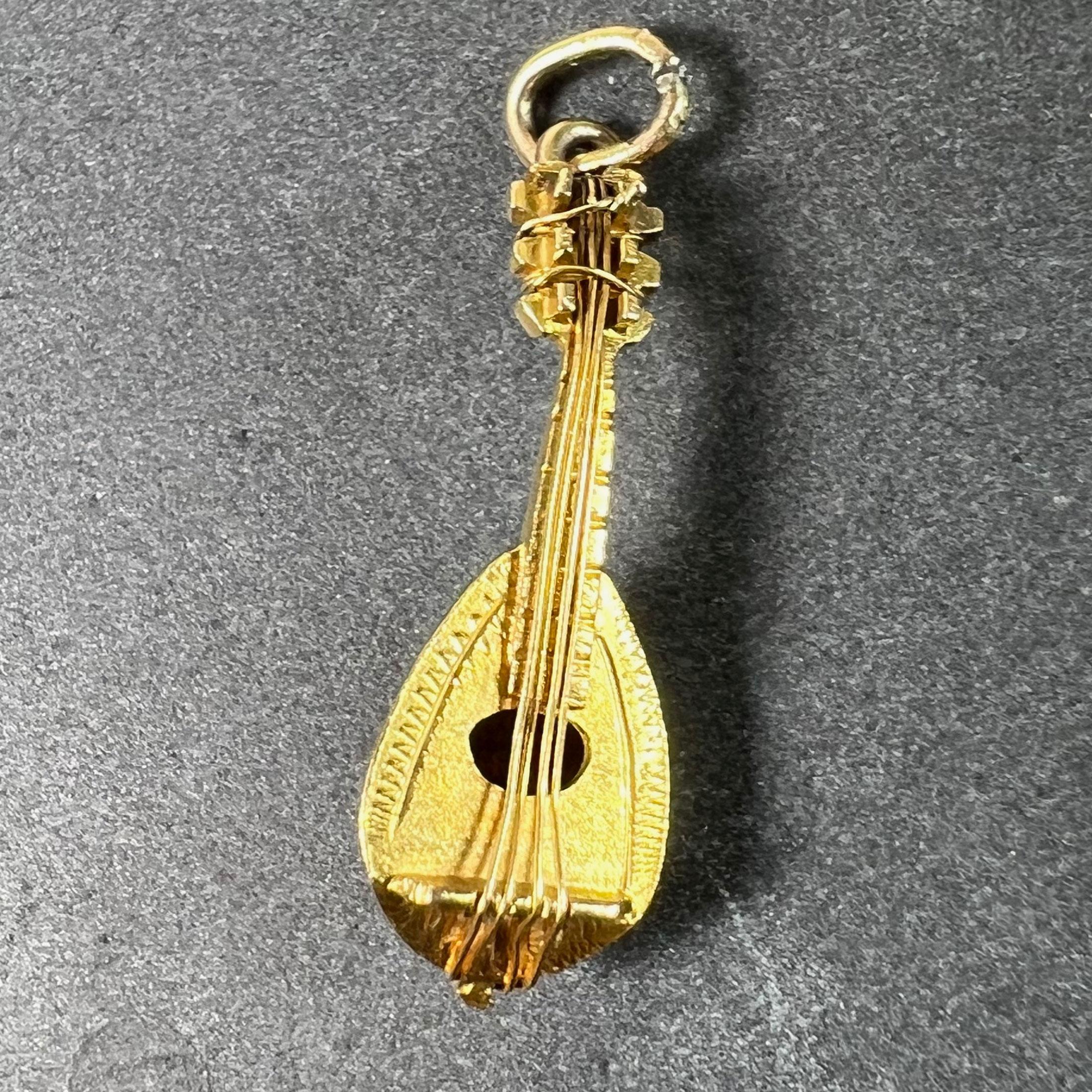 A vintage 18 karat (18K) yellow gold charm pendant designed as a banjo or sitar with gold wire strings. Unmarked but tested for 18 karat gold.
 
Dimensions: 2.2 x 0.7 x 0.5 cm
Weight: 0.96 grams
(Chain not included)