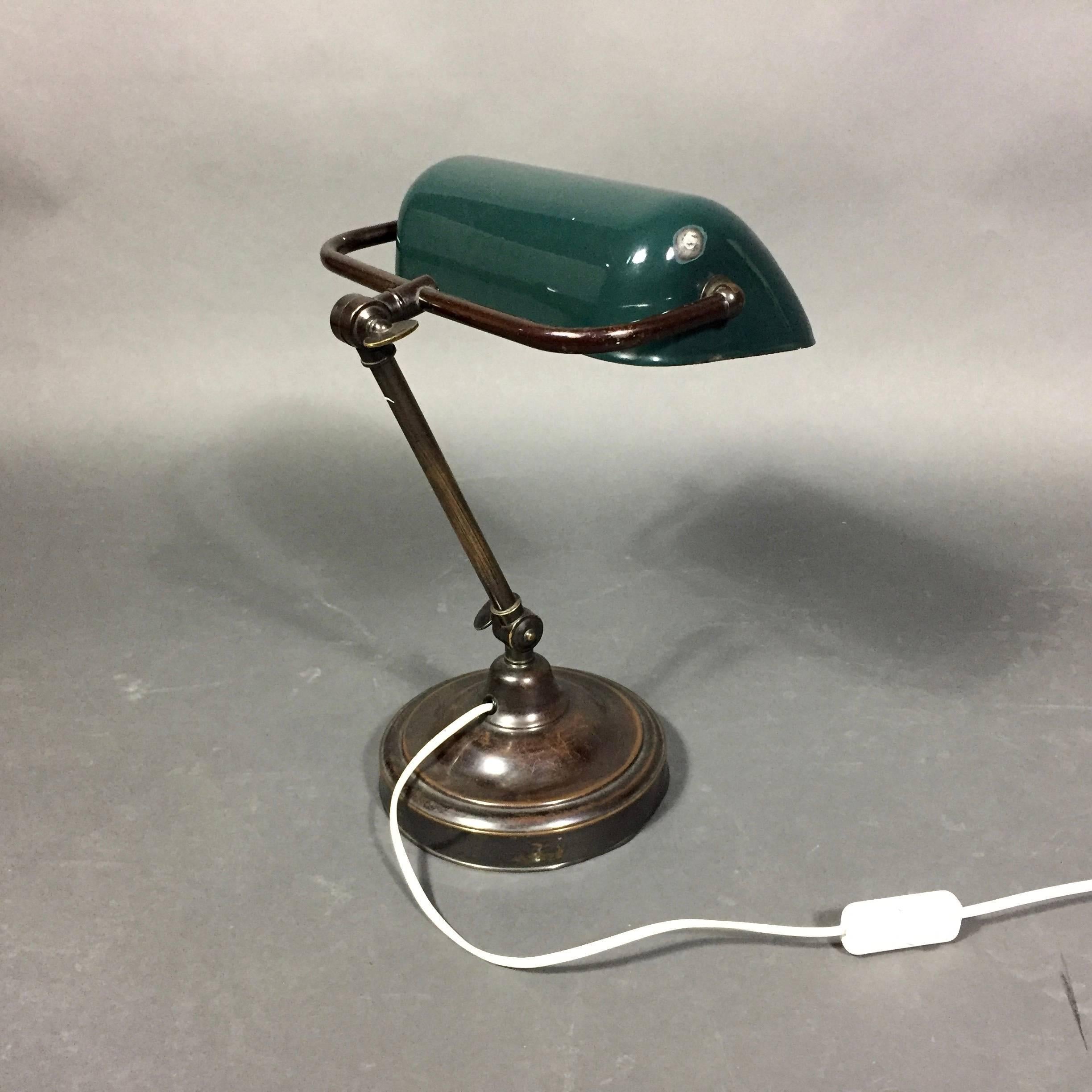 Mid-20th Century Vintage Banker's Desk Lamp, Enameled Metal and Brass, 1940s For Sale
