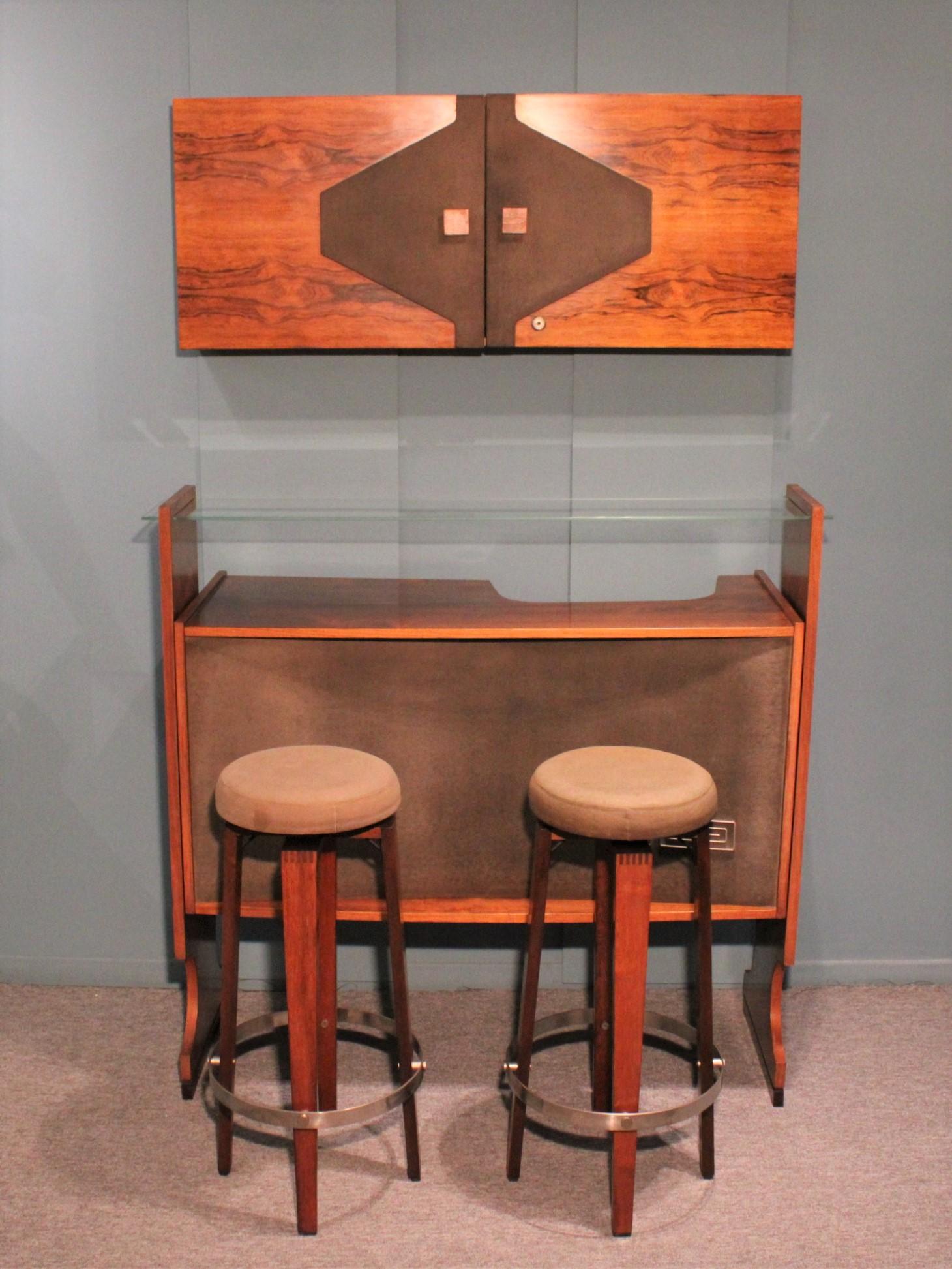Vintage bar and stools set, Italian work circa 1960.
Set of 1 bar, 2 stools and 1 wall cabinet. In rosewood.
Stools : height 76 x diam 37 cm x seat diam 30 cm
Bar : height 115 x lenght 120 x depth 45 cm
Wall cabinet : height 46 x lenght 115 x