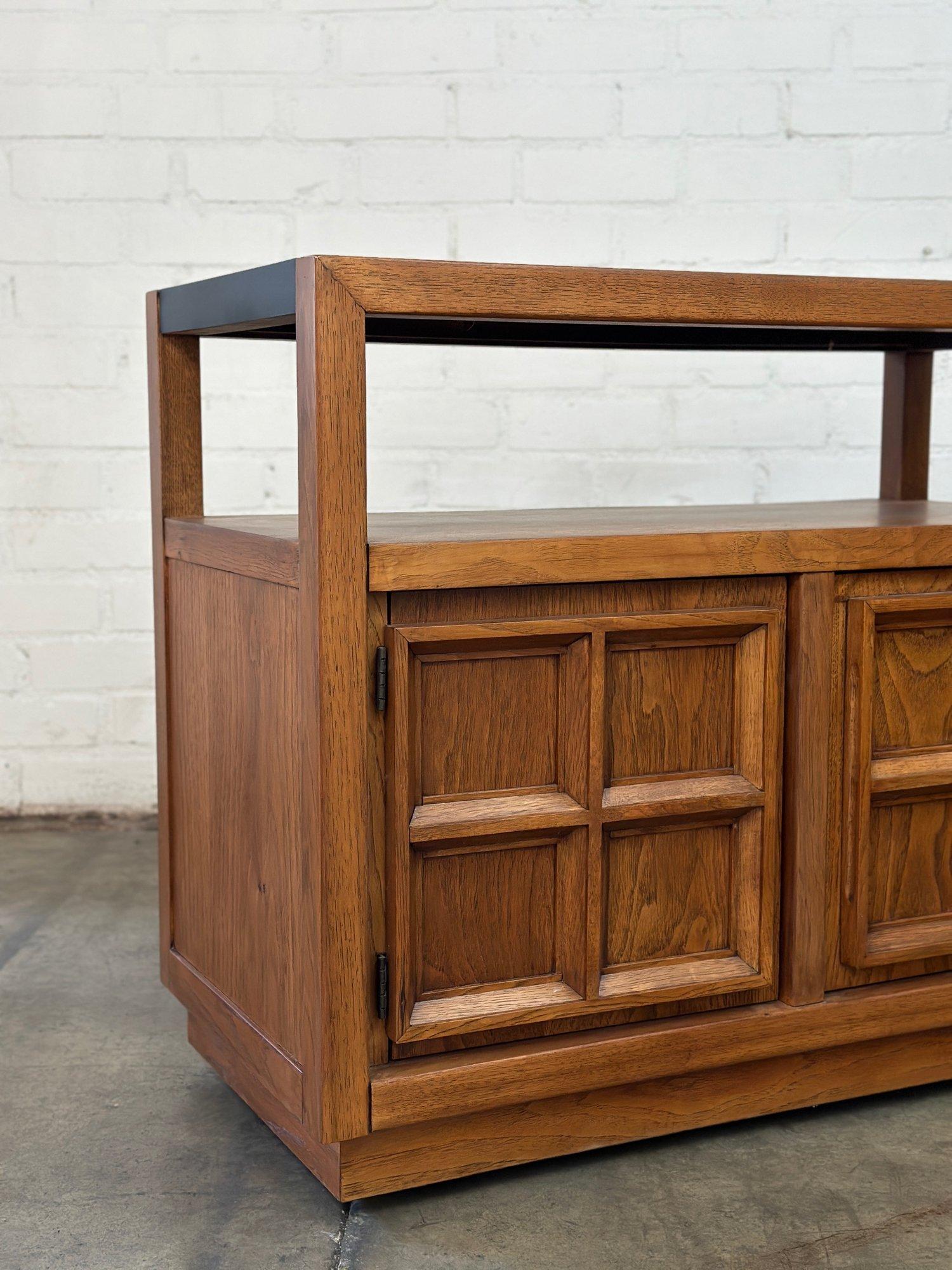W38 D18.5 H31.25

Fully restored solid oak and laminate bar by American of Martinsville. Item features nice border fronts on drawers and hidden handles on the inner edge of the doors. Item is finished on all sides and sits on casters. 