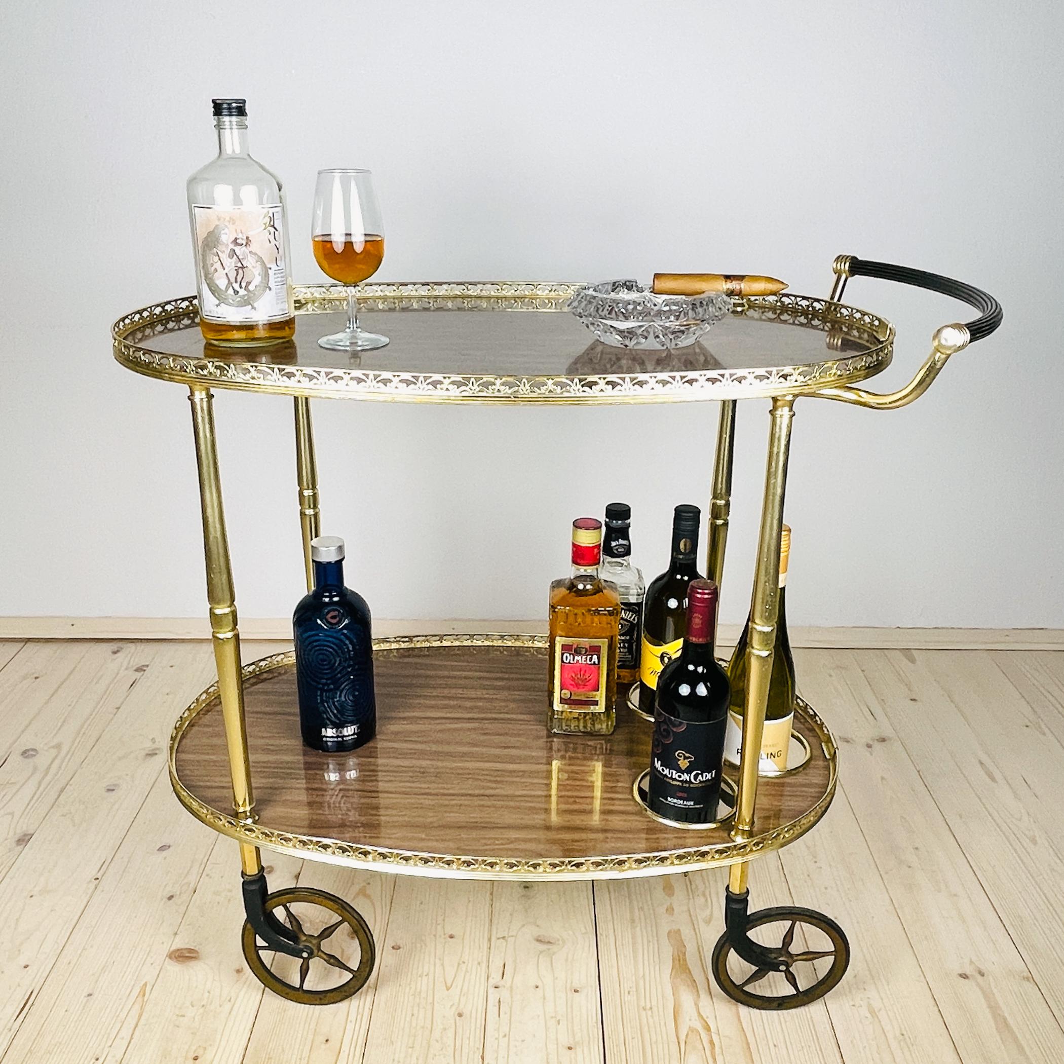 Elegante carrello portabottiglie progettato e creato in Italia da M.B. Design. L'Italia nell'epoca glamour degli anni '60. Il carrello di servizio ha due Label originali del produttore sui due vassoi.
Realizzato in Formica - alluminio combinato e