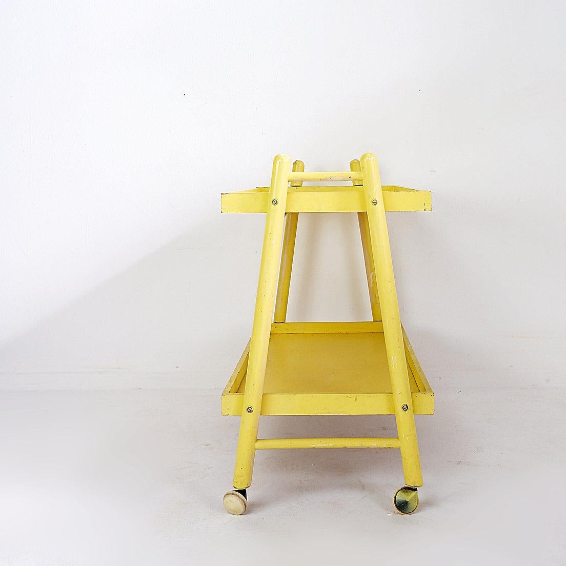 Chariot de bar vintage en bois laqué jaune - années 1960 en vente 4