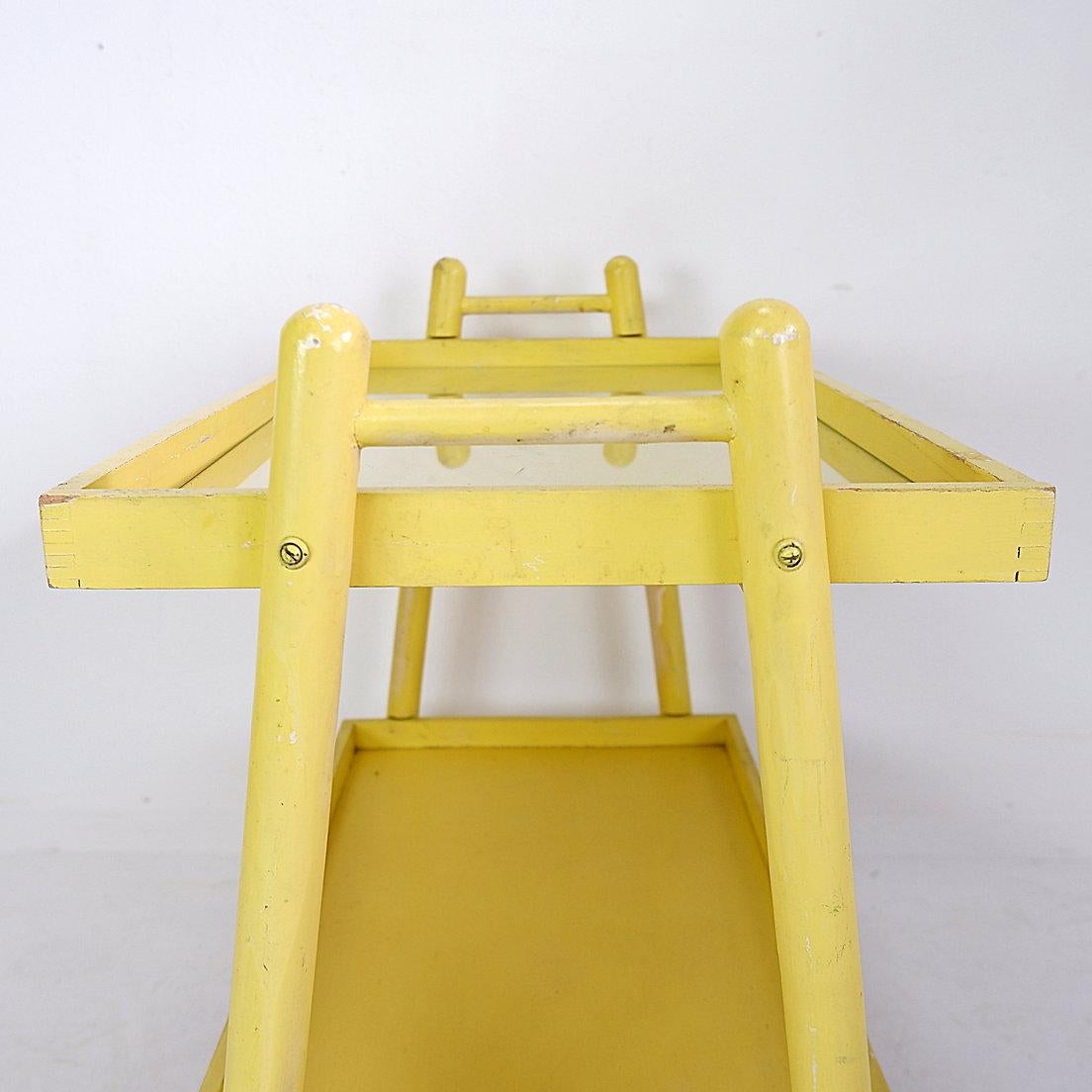 Chariot de bar vintage en bois laqué jaune - années 1960 en vente 5