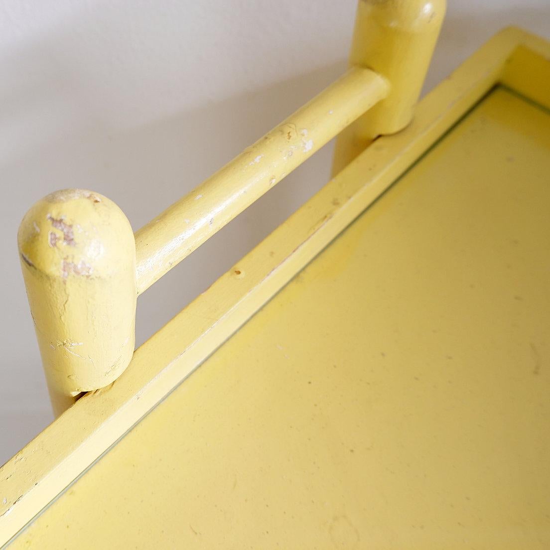 Chariot de bar vintage en bois laqué jaune - années 1960 en vente 6