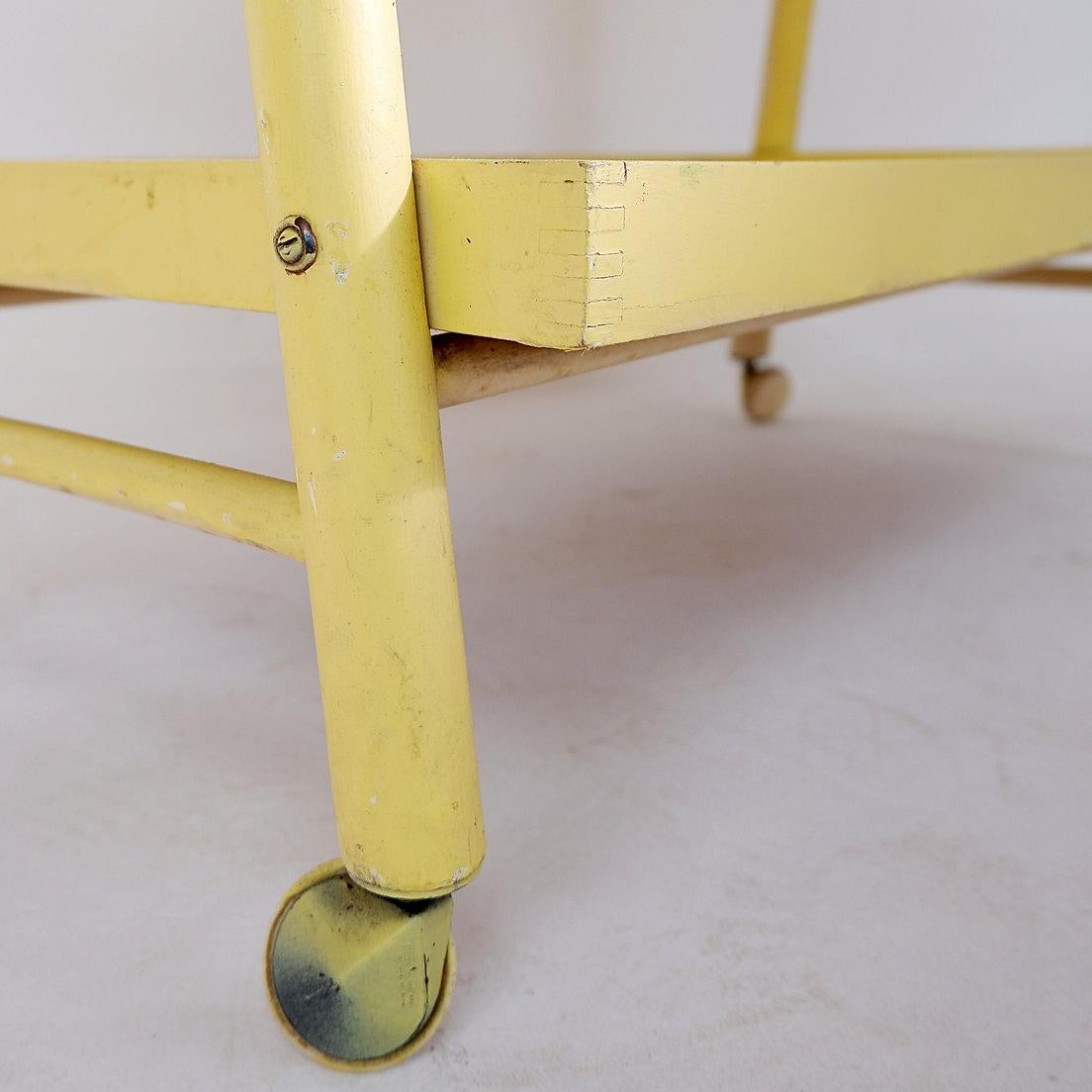 Chariot de bar vintage en bois laqué jaune - années 1960 en vente 7
