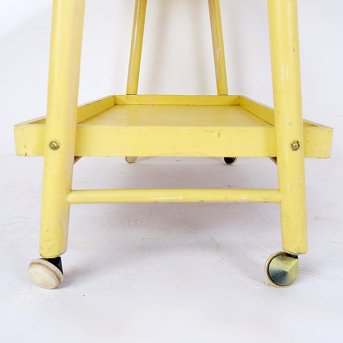 Chariot de bar vintage en bois laqué jaune - années 1960 en vente 8