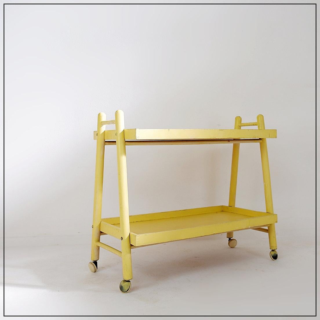 Chariot de bar vintage en bois laqué jaune - années 1960 en vente 9