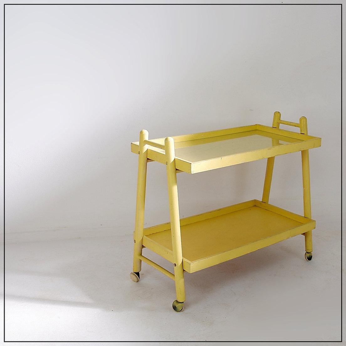 Mid-Century Modern Chariot de bar vintage en bois laqué jaune - années 1960 en vente