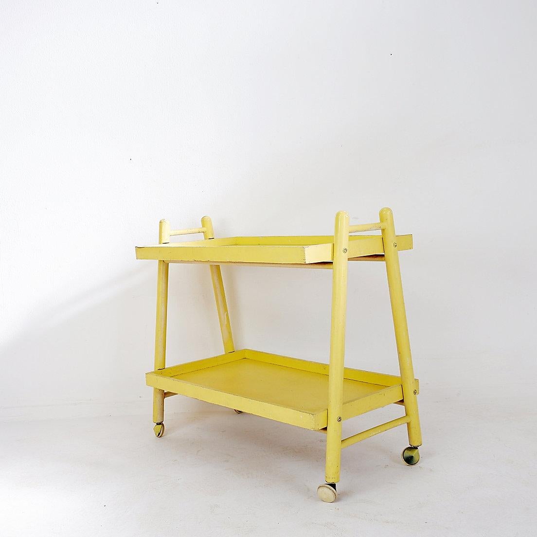 20ième siècle Chariot de bar vintage en bois laqué jaune - années 1960 en vente