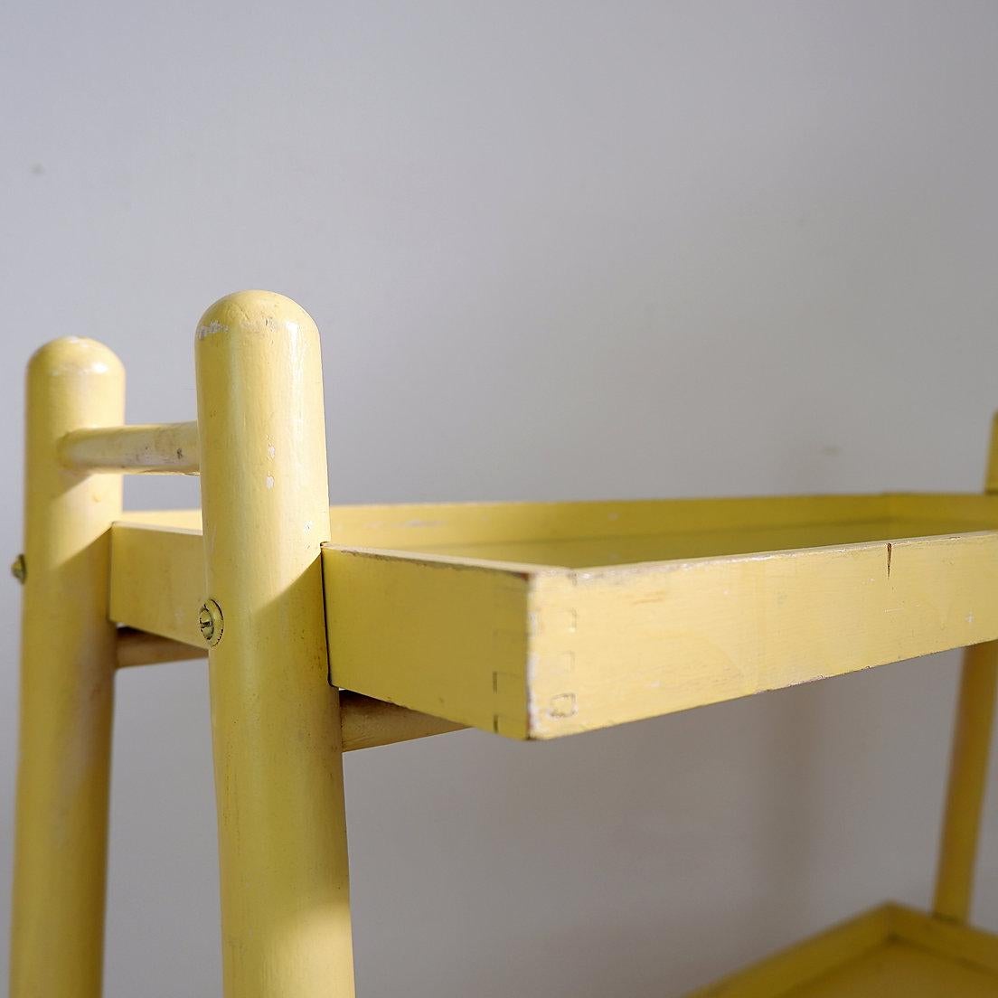 Chariot de bar vintage en bois laqué jaune - années 1960 en vente 3