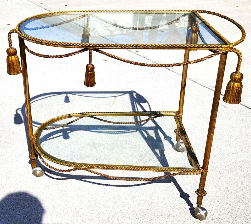 Für die vollständige Artikelbeschreibung klicken Sie auf WEITERLESEN am Ende dieser Seite.

Angebot einer unserer jüngsten Palm Beach Estate Fine Furniture Acquisitions of A
Vintage Barwagen Italienisch vergoldet Seil & Tassel Getränke Trolley

Wir