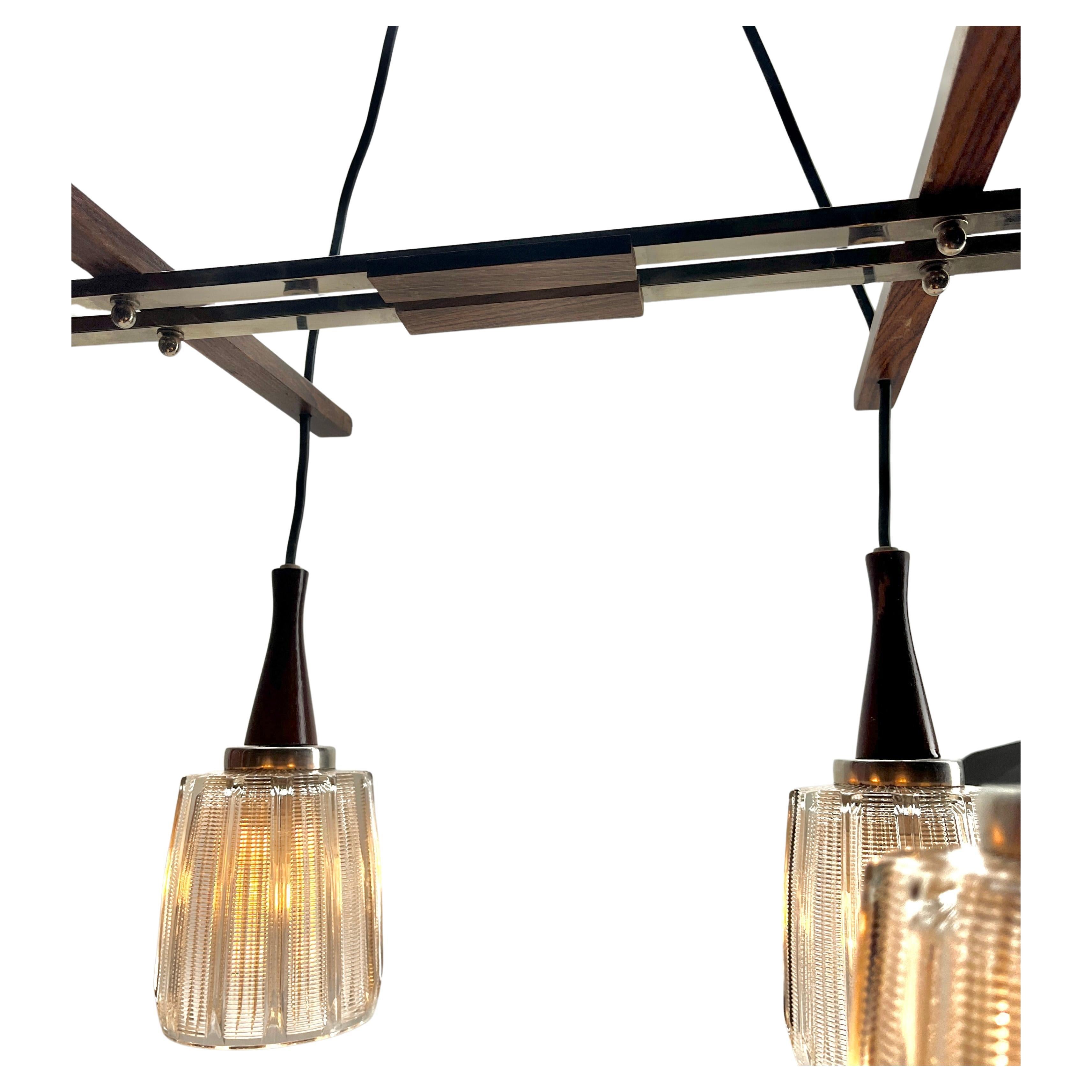Milieu du XXe siècle Lustre de bar vintage à 4 bras en teck, chrome et verre d'art dans le style de Kalmar en vente