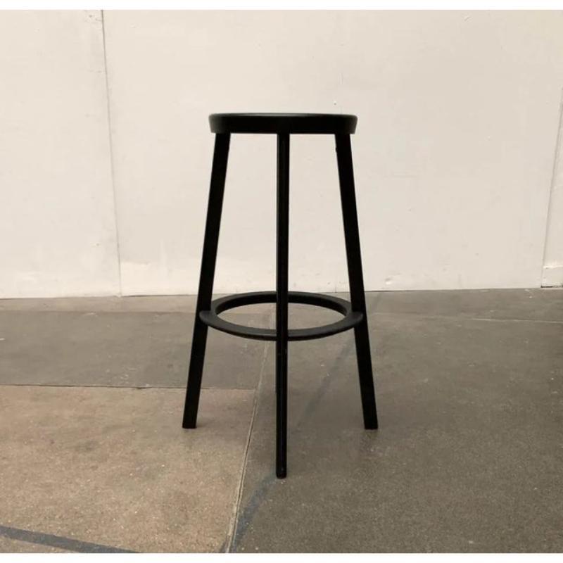 El taburete alto de bar de la serie Déjà-Vu del fabricante italiano Magis según un diseño de Naoto Fukusawas de 2005.

Un diseño clásico en materialidad contemporánea. El taburete de bar presenta una forma clásica de taburete con cuatro patas,