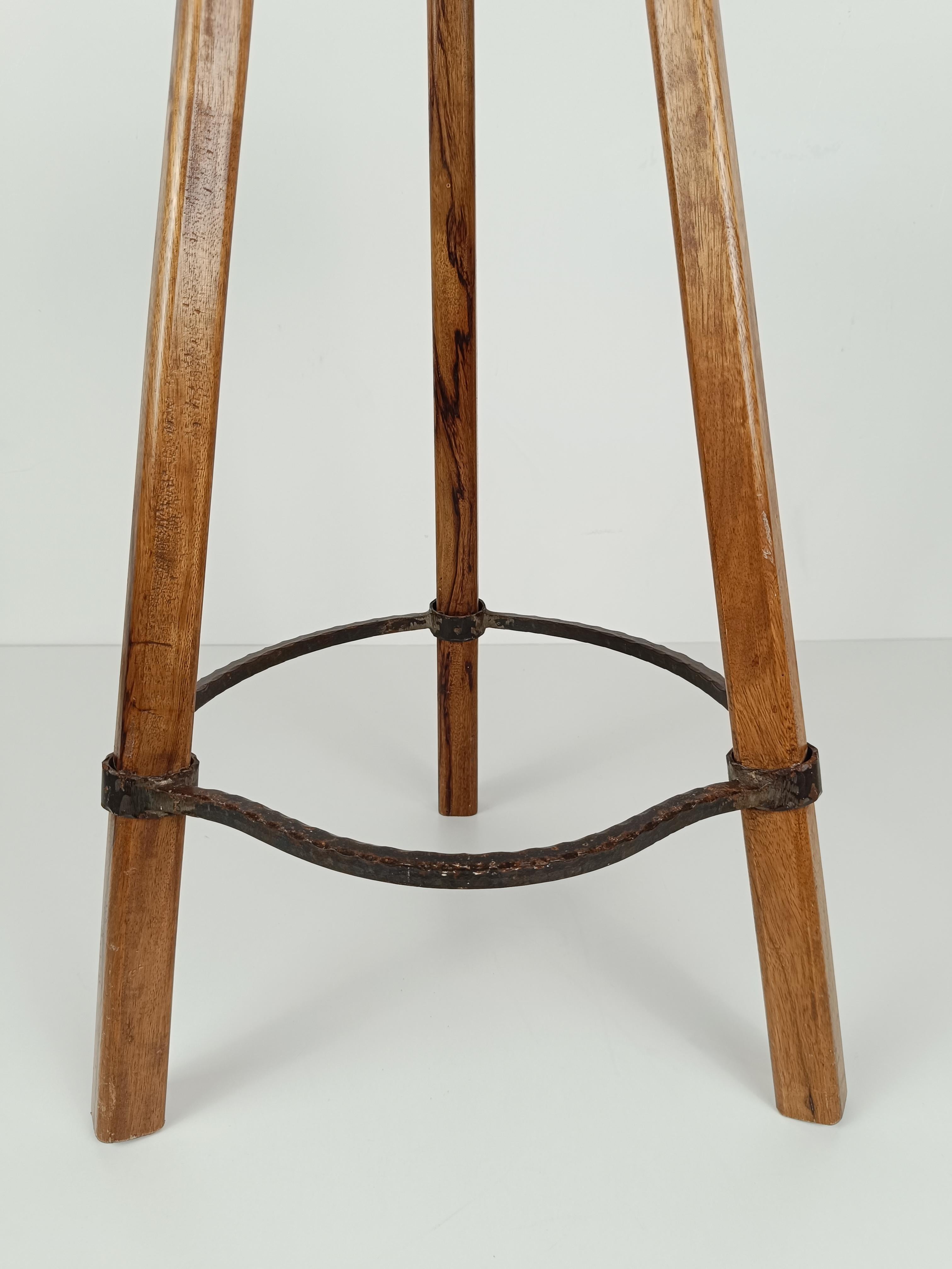 Tabouret de bar vintage en bois de noyer massif et fer martelé forgé à la main, années 70 en vente 6