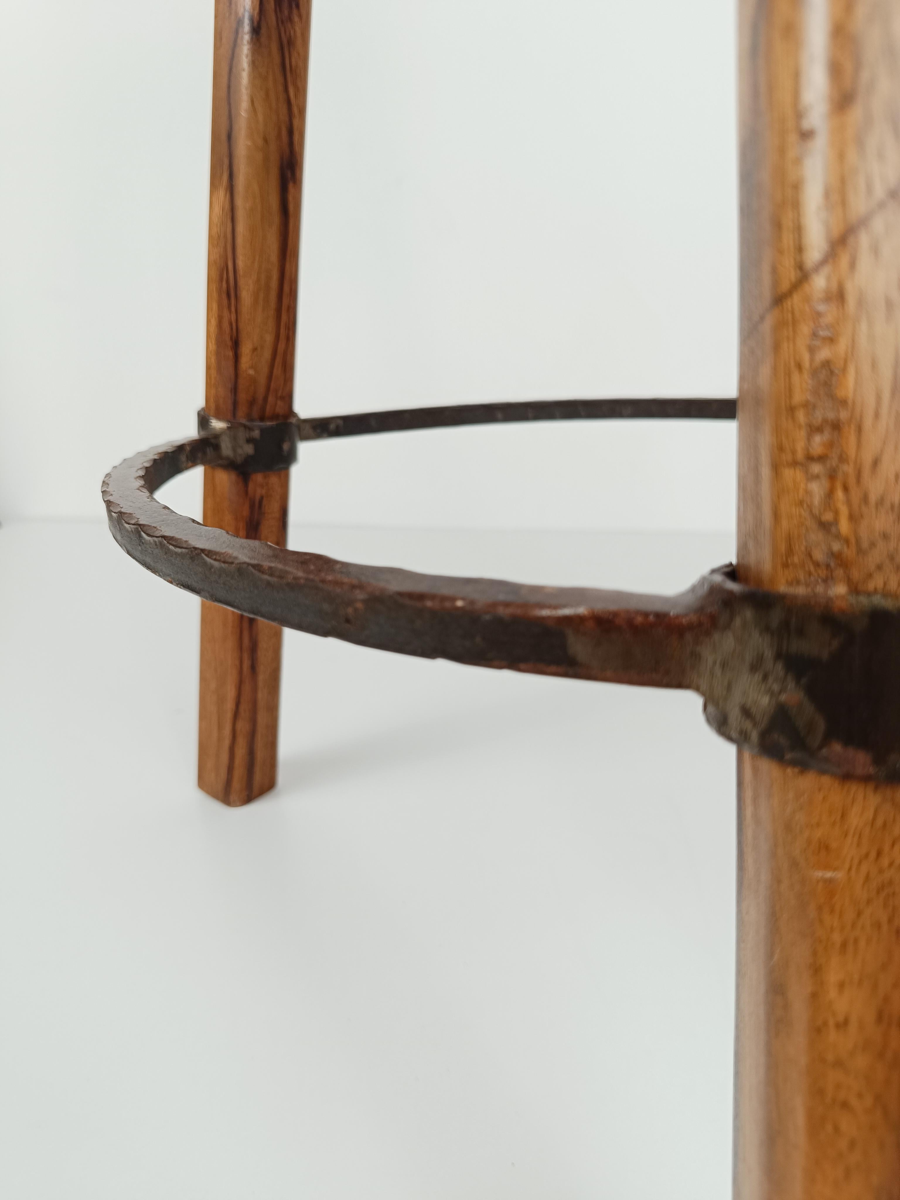 Tabouret de bar vintage en bois de noyer massif et fer martelé forgé à la main, années 70 en vente 7