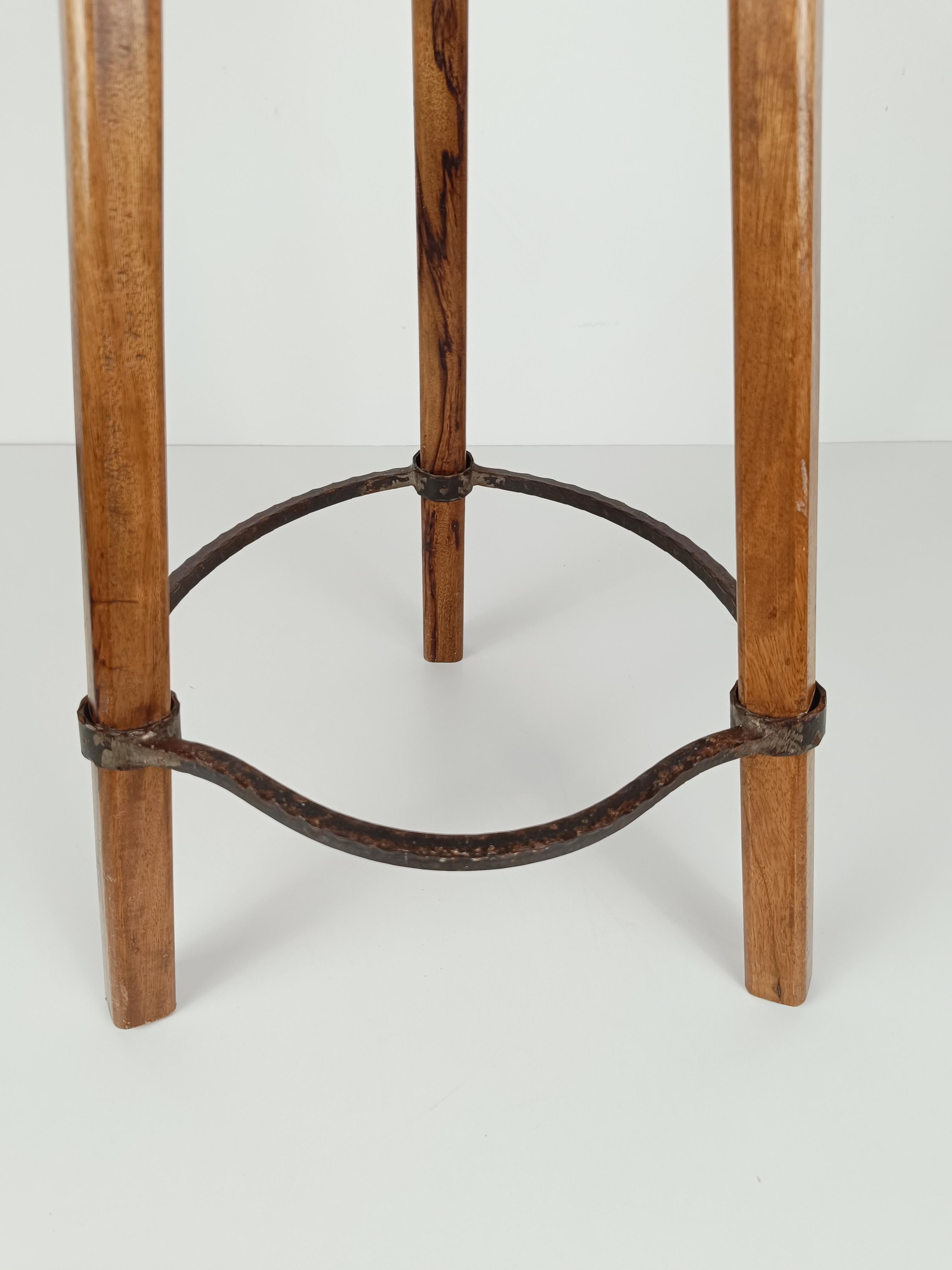 Tabouret de bar vintage en bois de noyer massif et fer martelé forgé à la main, années 70 en vente 8
