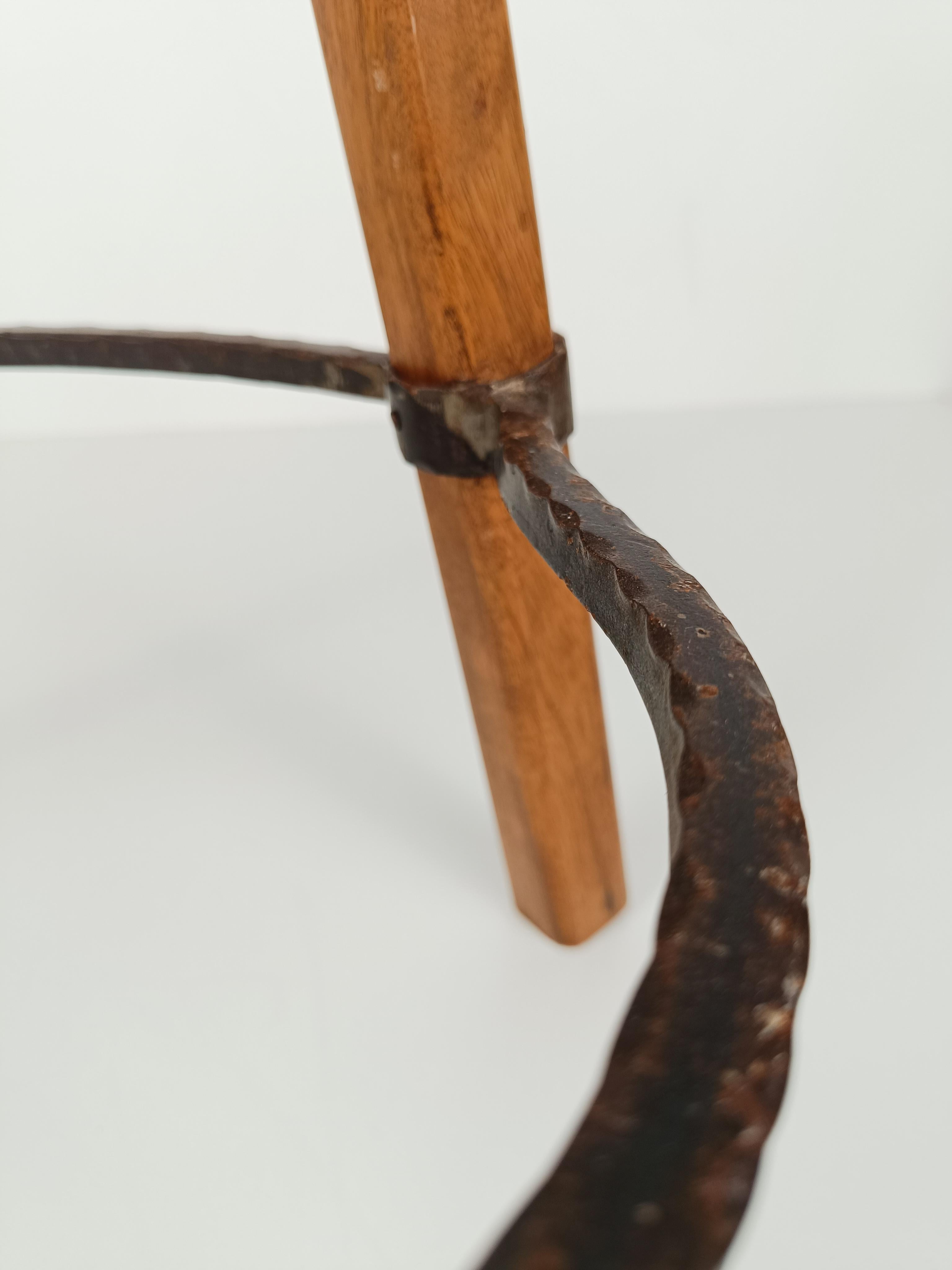 Tabouret de bar vintage en bois de noyer massif et fer martelé forgé à la main, années 70 en vente 9