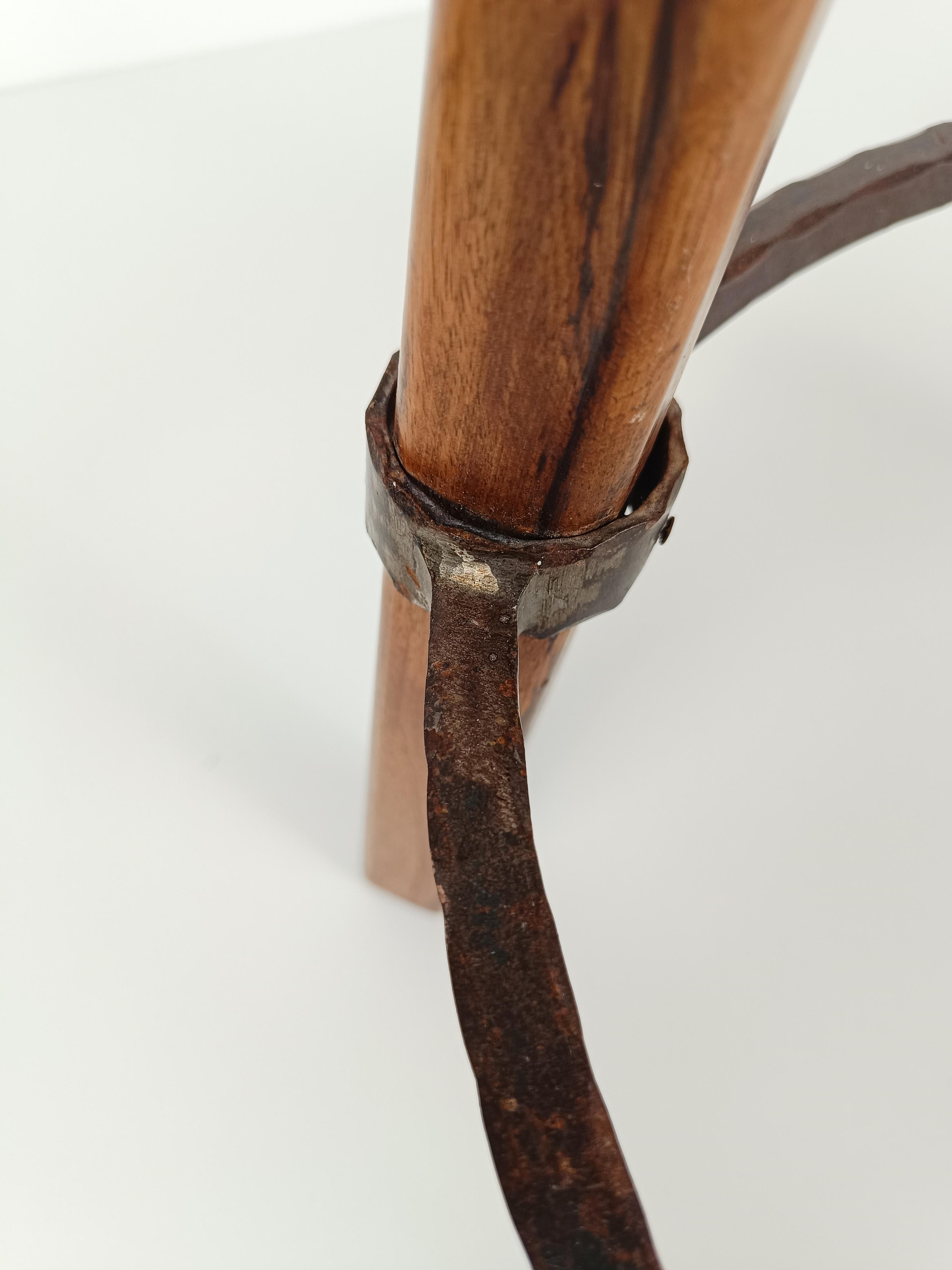Tabouret de bar vintage en bois de noyer massif et fer martelé forgé à la main, années 70 en vente 10
