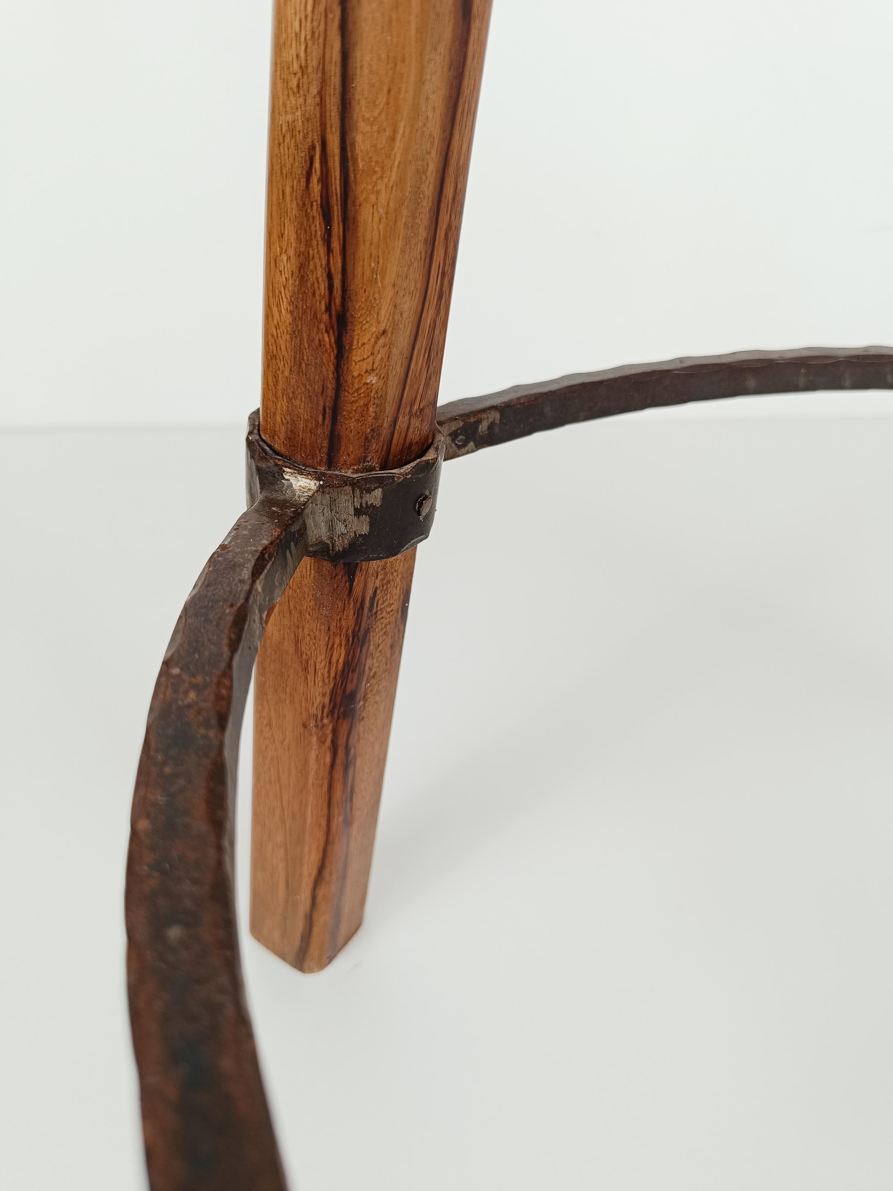 Tabouret de bar vintage en bois de noyer massif et fer martelé forgé à la main, années 70 en vente 11