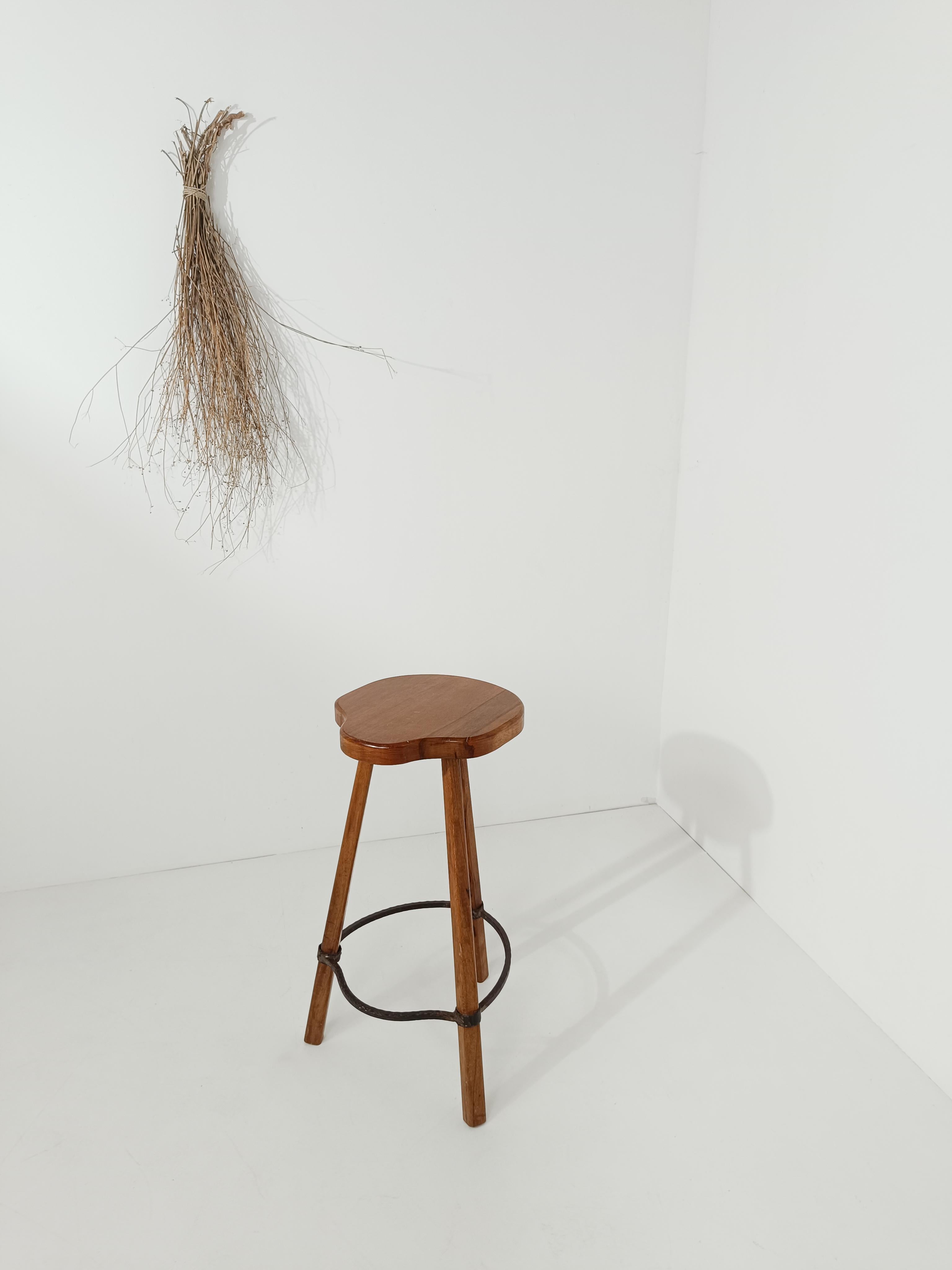 Brutalisme Tabouret de bar vintage en bois de noyer massif et fer martelé forgé à la main, années 70 en vente