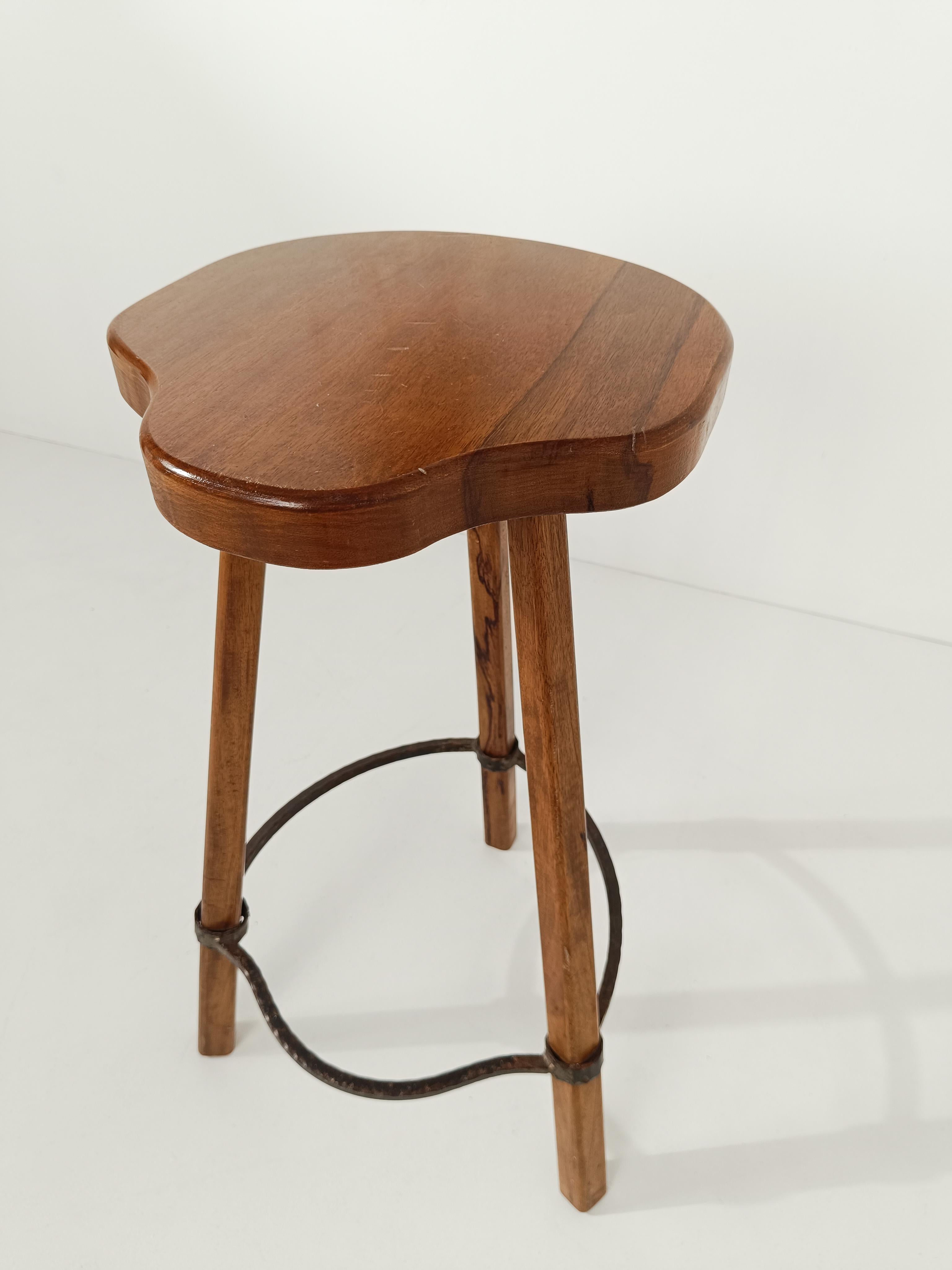 Européen Tabouret de bar vintage en bois de noyer massif et fer martelé forgé à la main, années 70 en vente