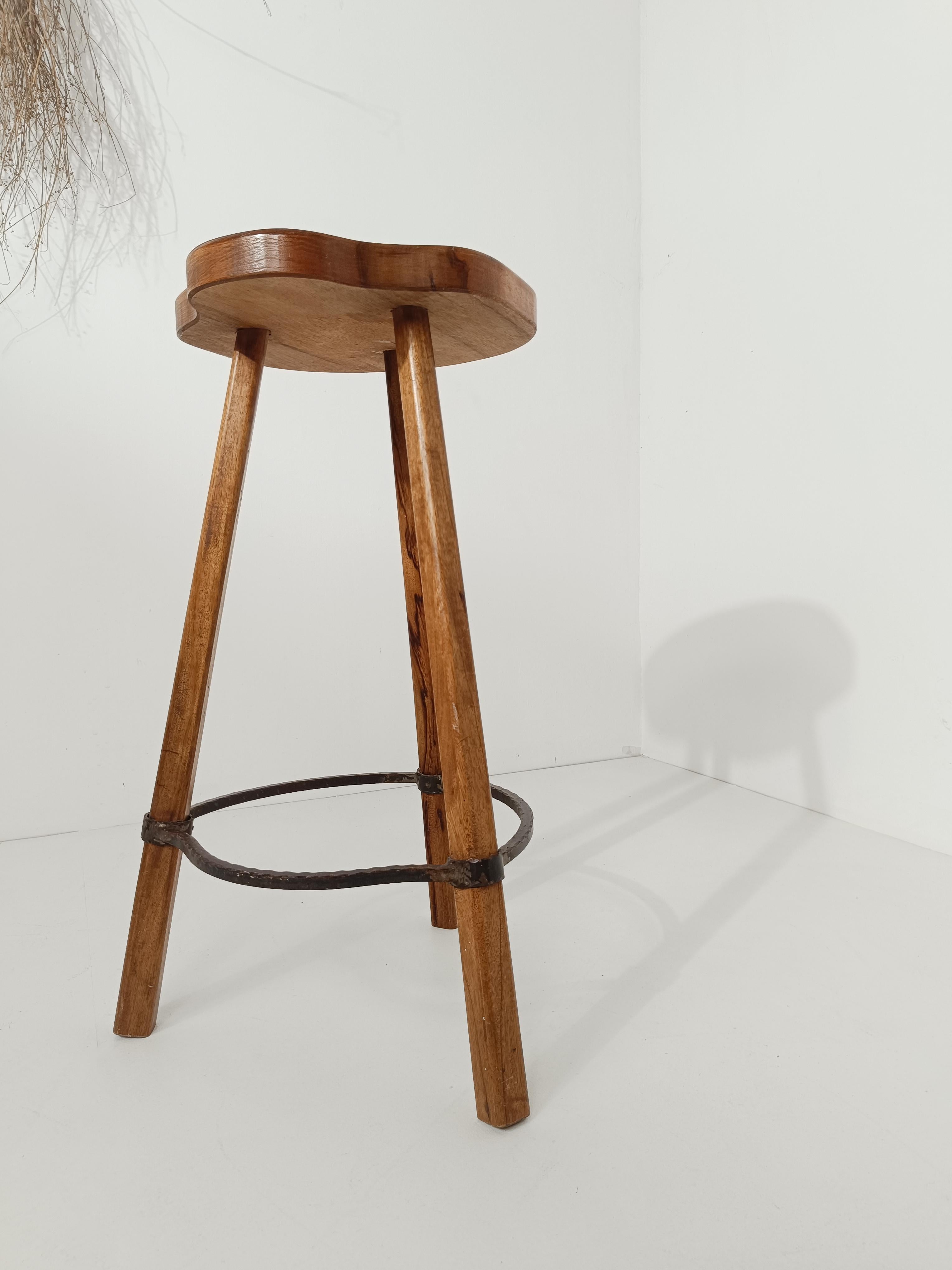 Tabouret de bar vintage en bois de noyer massif et fer martelé forgé à la main, années 70 Bon état - En vente à Roma, IT