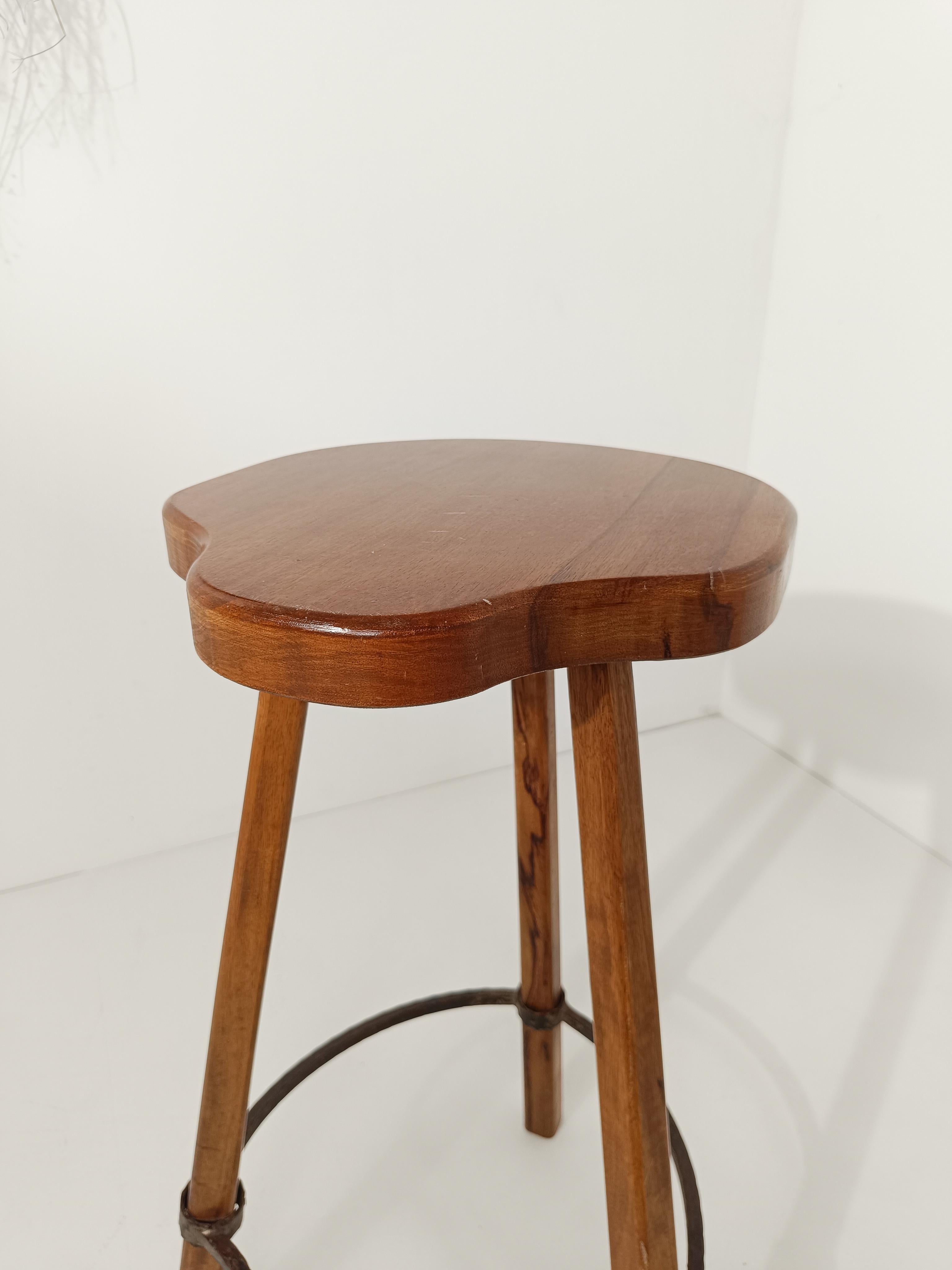 20ième siècle Tabouret de bar vintage en bois de noyer massif et fer martelé forgé à la main, années 70 en vente