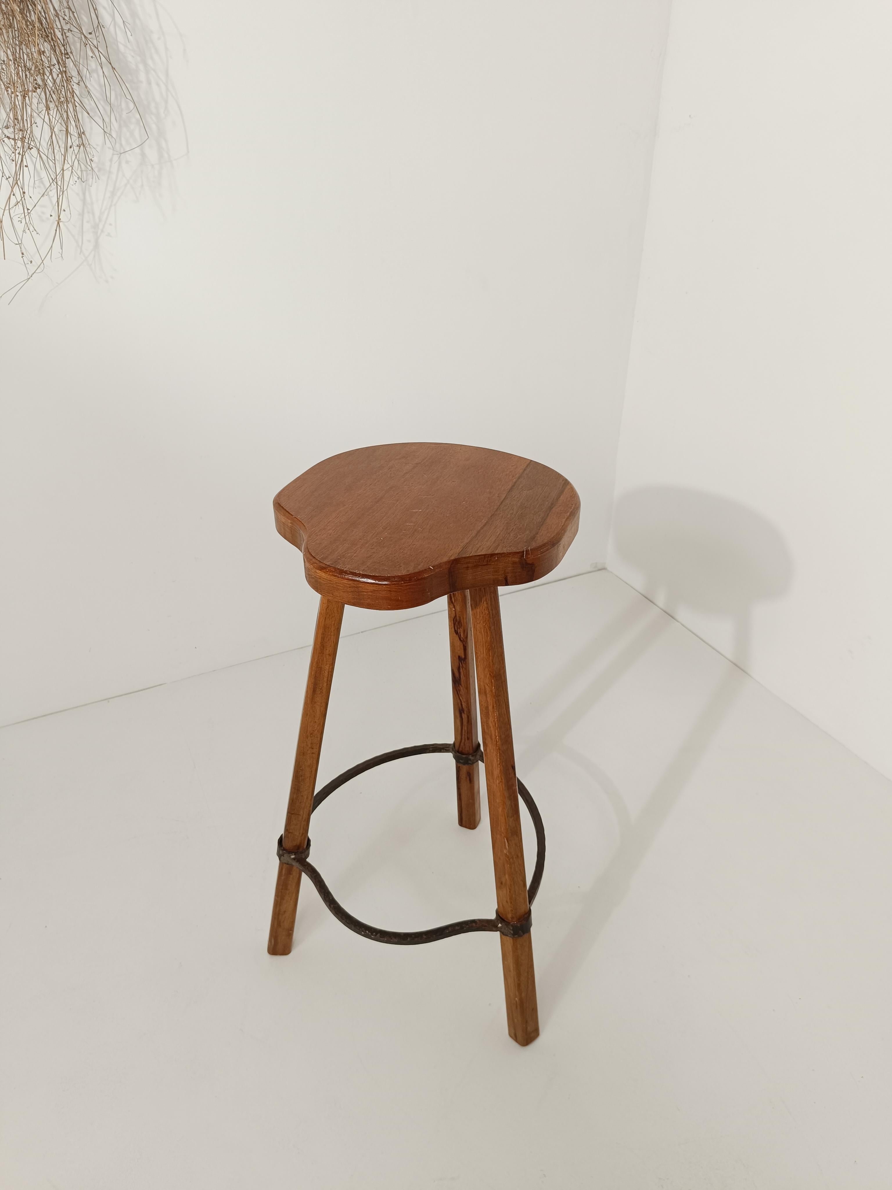 Tabouret de bar vintage en bois de noyer massif et fer martelé forgé à la main, années 70 en vente 1