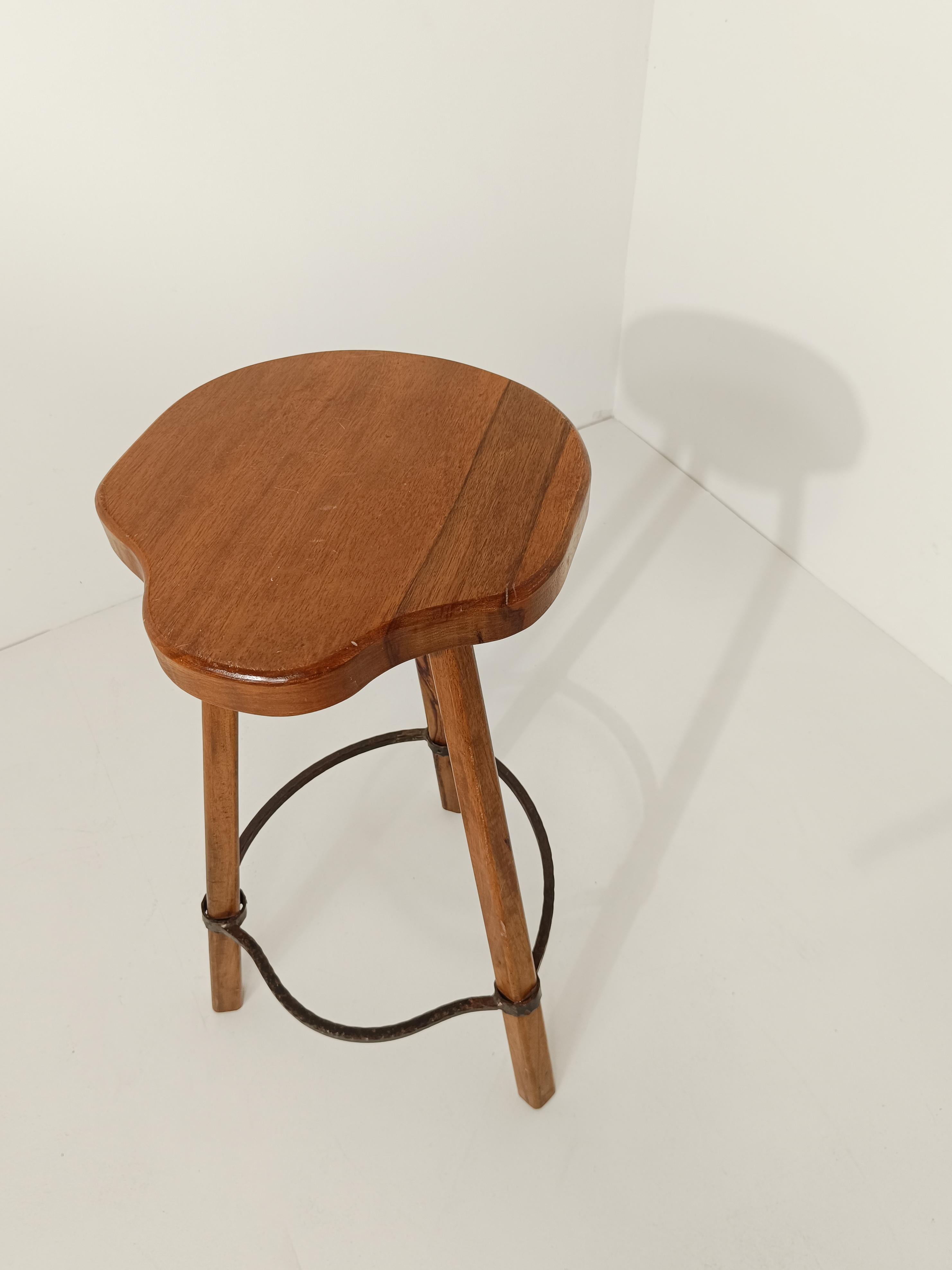 Tabouret de bar vintage en bois de noyer massif et fer martelé forgé à la main, années 70 en vente 2
