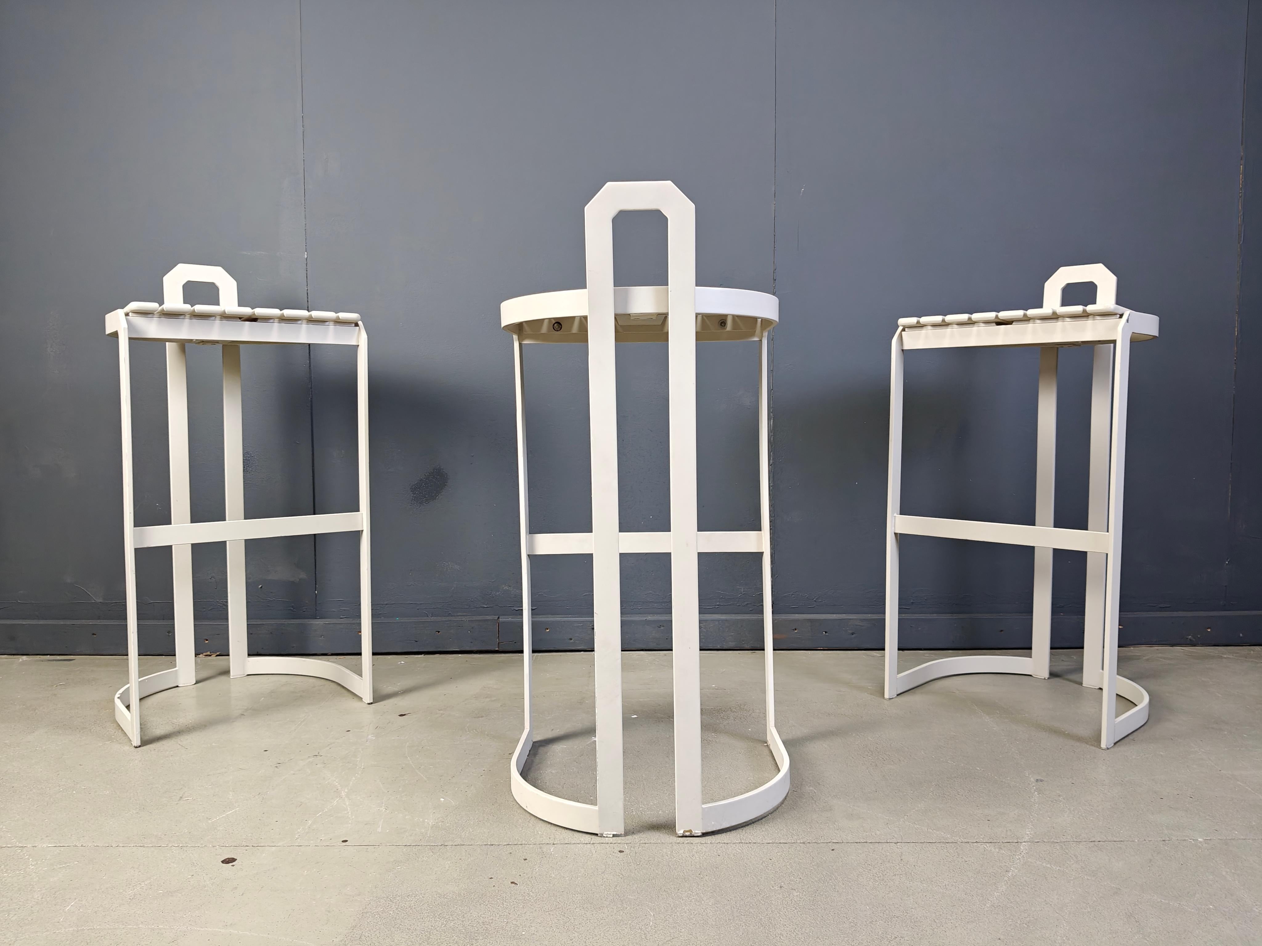 Juego de 3 taburetes de bar postmodernos de Allmilmö.

Armazones de metal blanco con asientos de madera curvada.

Años 80 - Alemania

En buen estado

Dimensiones:
Altura 100 cm
Anchura: 50 cm
Profundidad: 45 cm
Altura del asiento: 86 cm

Referencia: