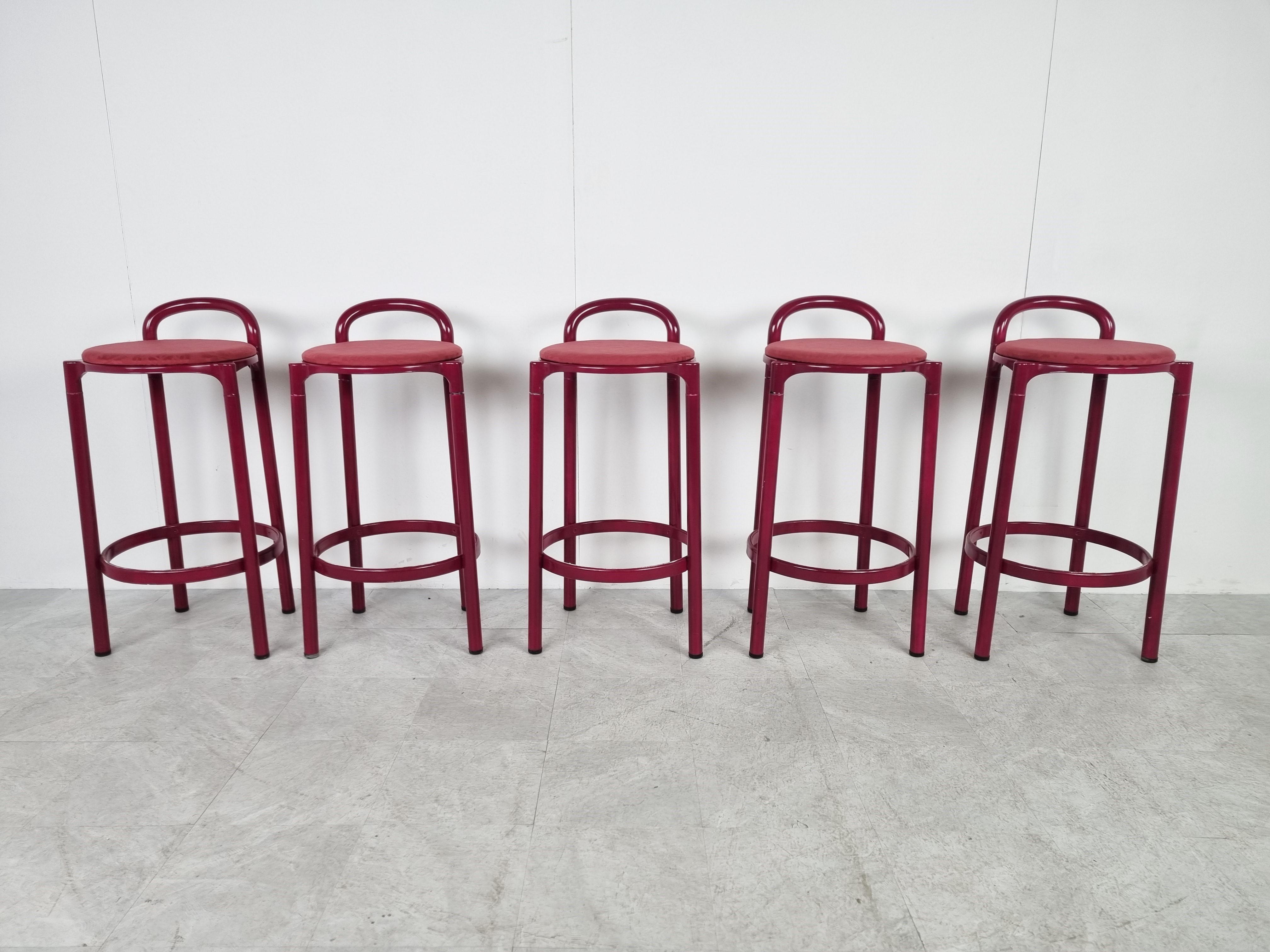 Tabourets de bar vintage conçus par Anna Castelli Ferrieri et produits par Kartell.

Conçu dans les années 70, produit dans les années 80.

Livré avec des coussins d'ajustement mais le design original était sans.

années 1980 - Italie 

Bon