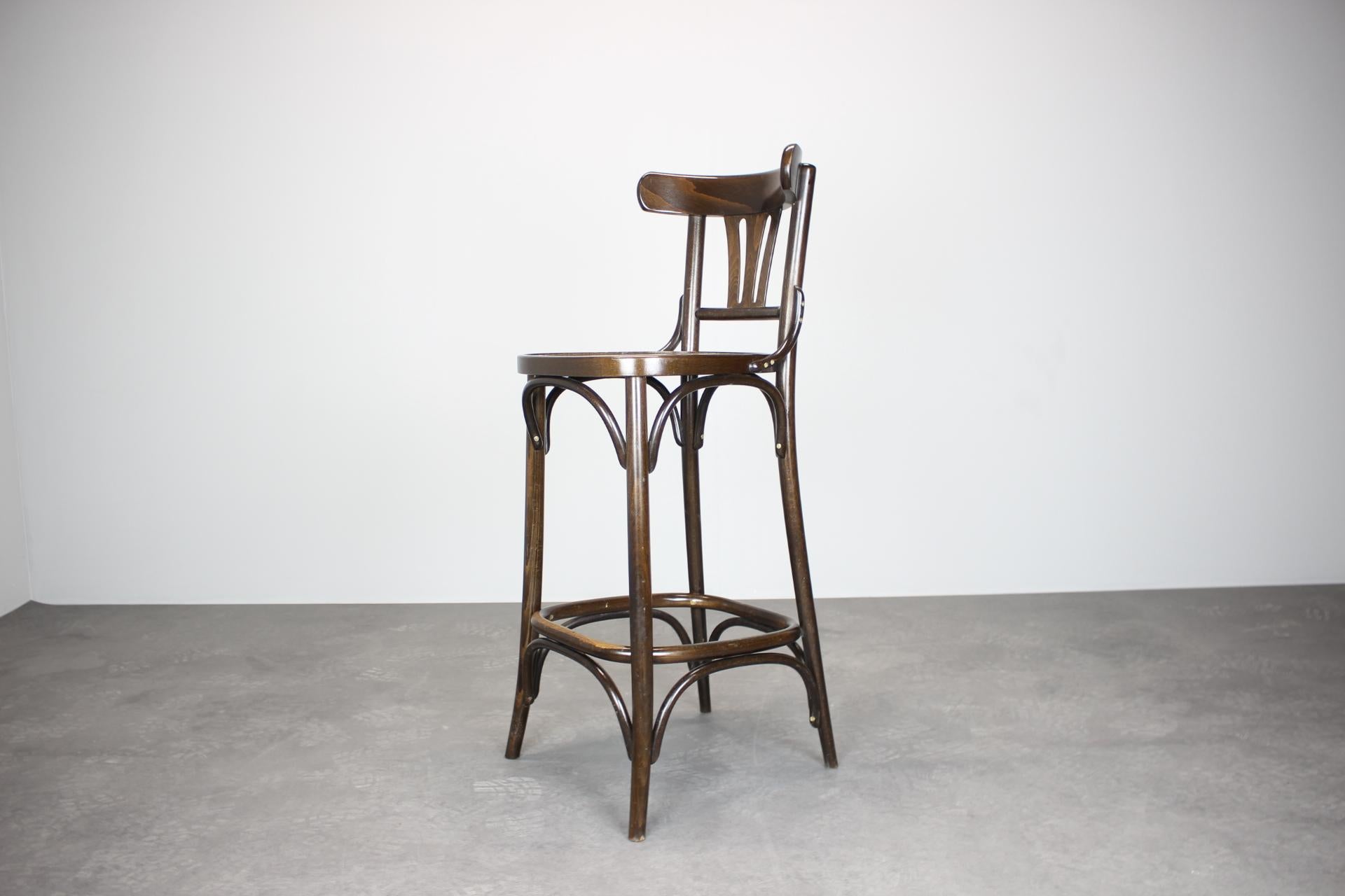 - Fabricado en la República Checa,
- de madera,
- buen estado original,
- muestra signos de uso,
- La altura del asiento es de 76 cm.