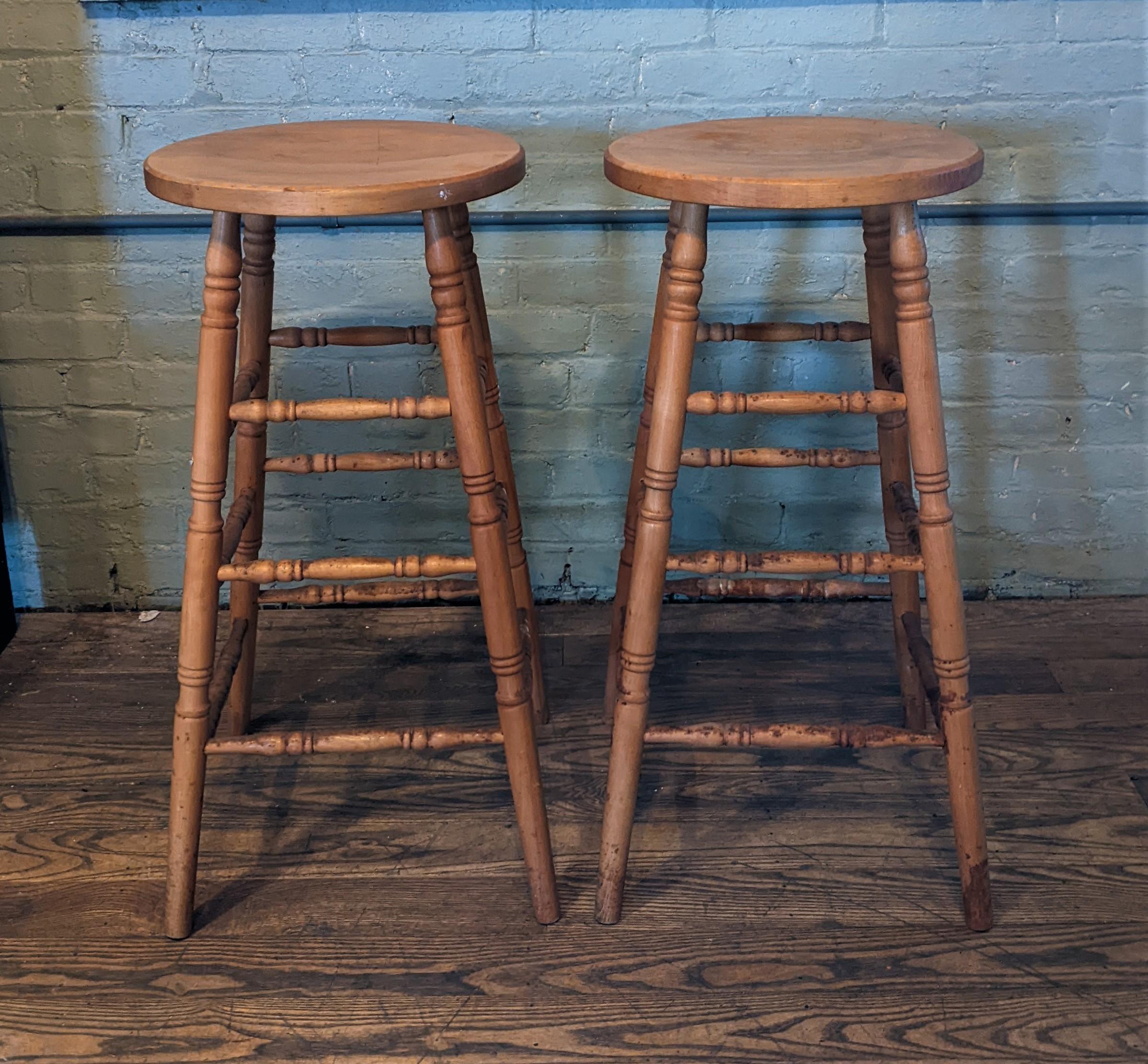 Pair of Vintage bar stools

Overall Dimensions: 15 1/4