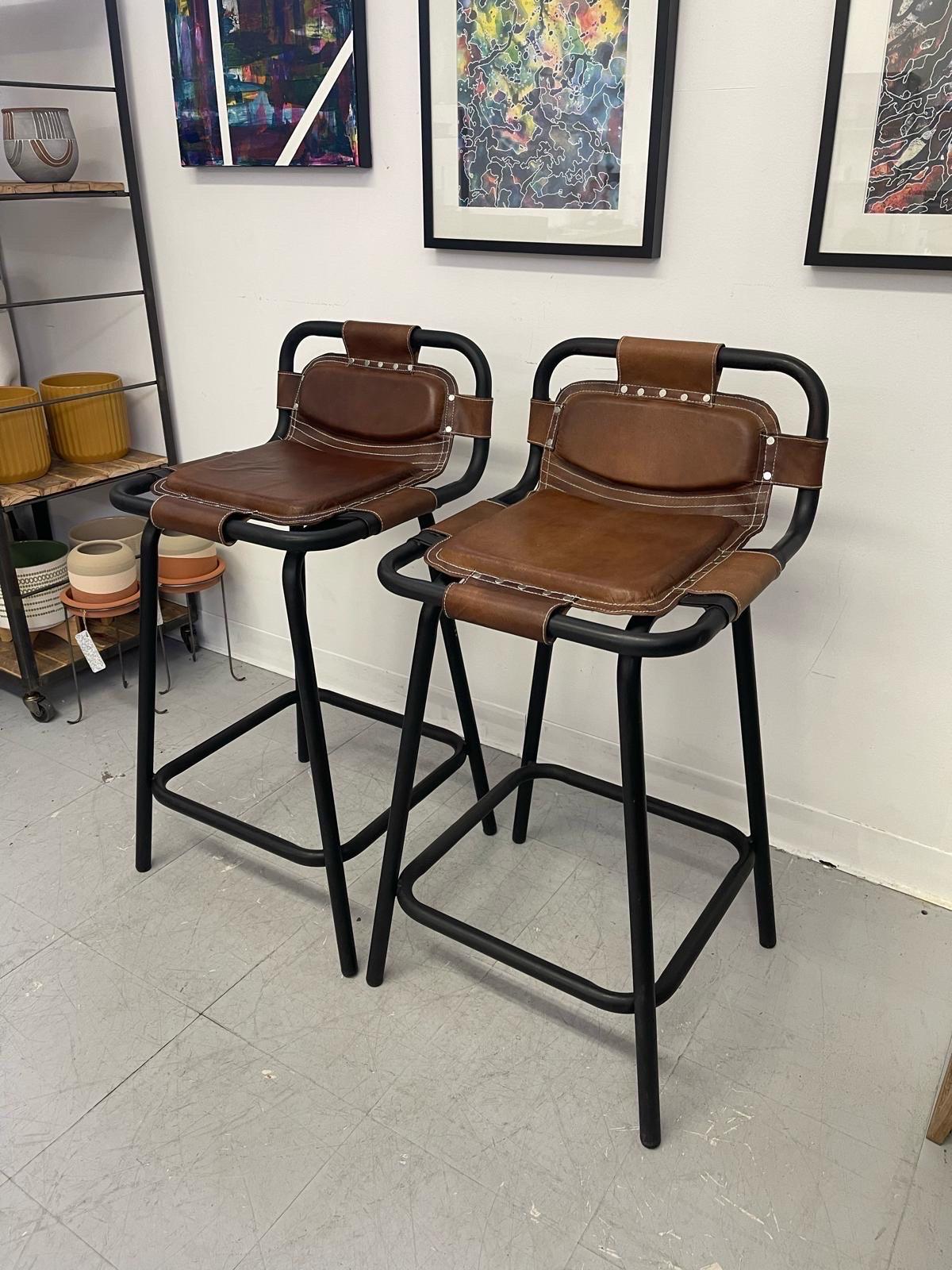 Mid-Century Modern Tabourets de bar vintage avec sièges en cuir et structure en métal noir. 2 Disponibles.$295/E en vente