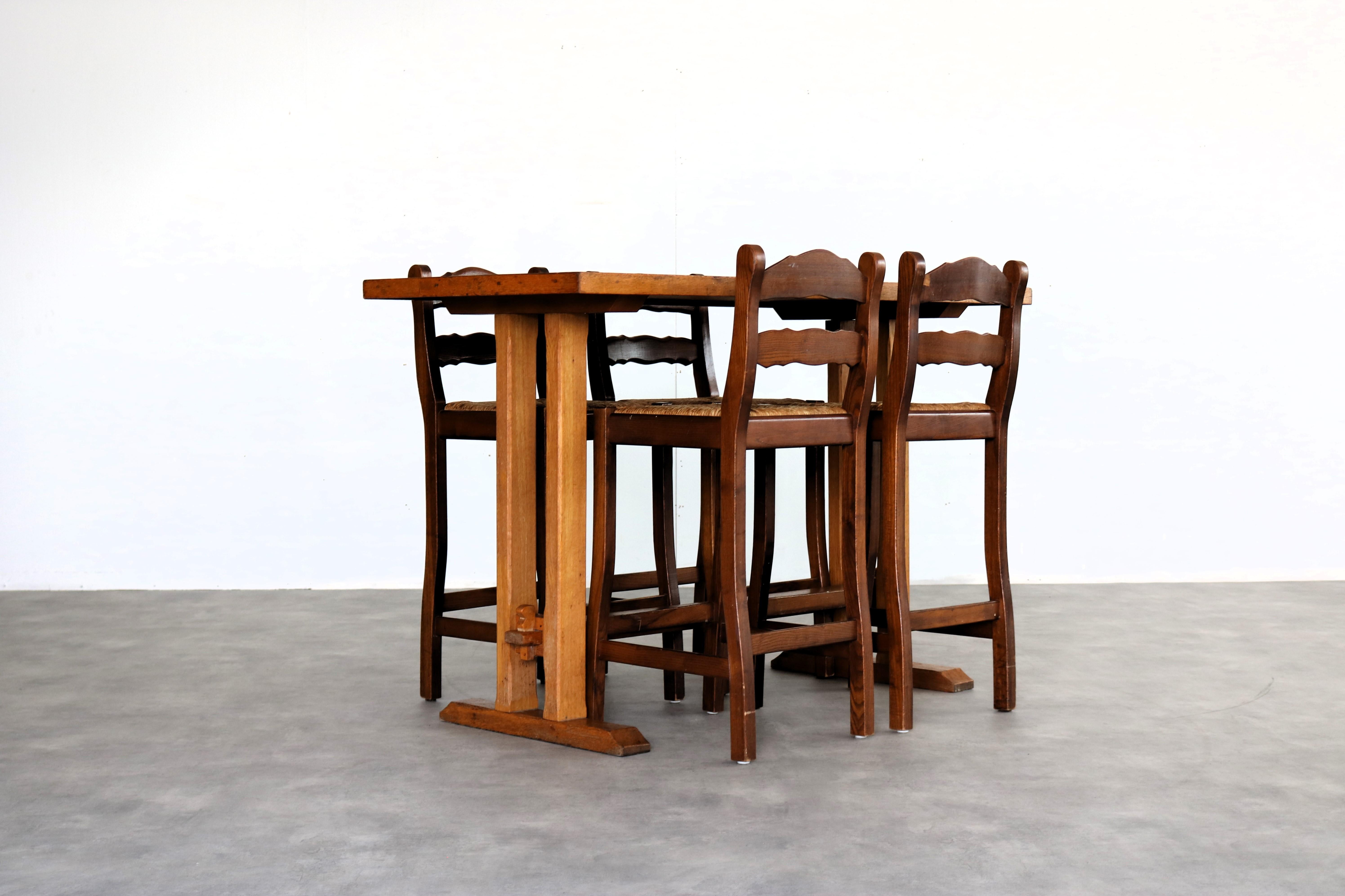 vintage bar table with chairs  dining table  bar stools  1950s

Vintage bar table with 4 chairs. Oak table with inlaid tiles. Complete set in beautiful vintage condition. 

period  1950s
design  unknown
condition  good with minor signs of wear such