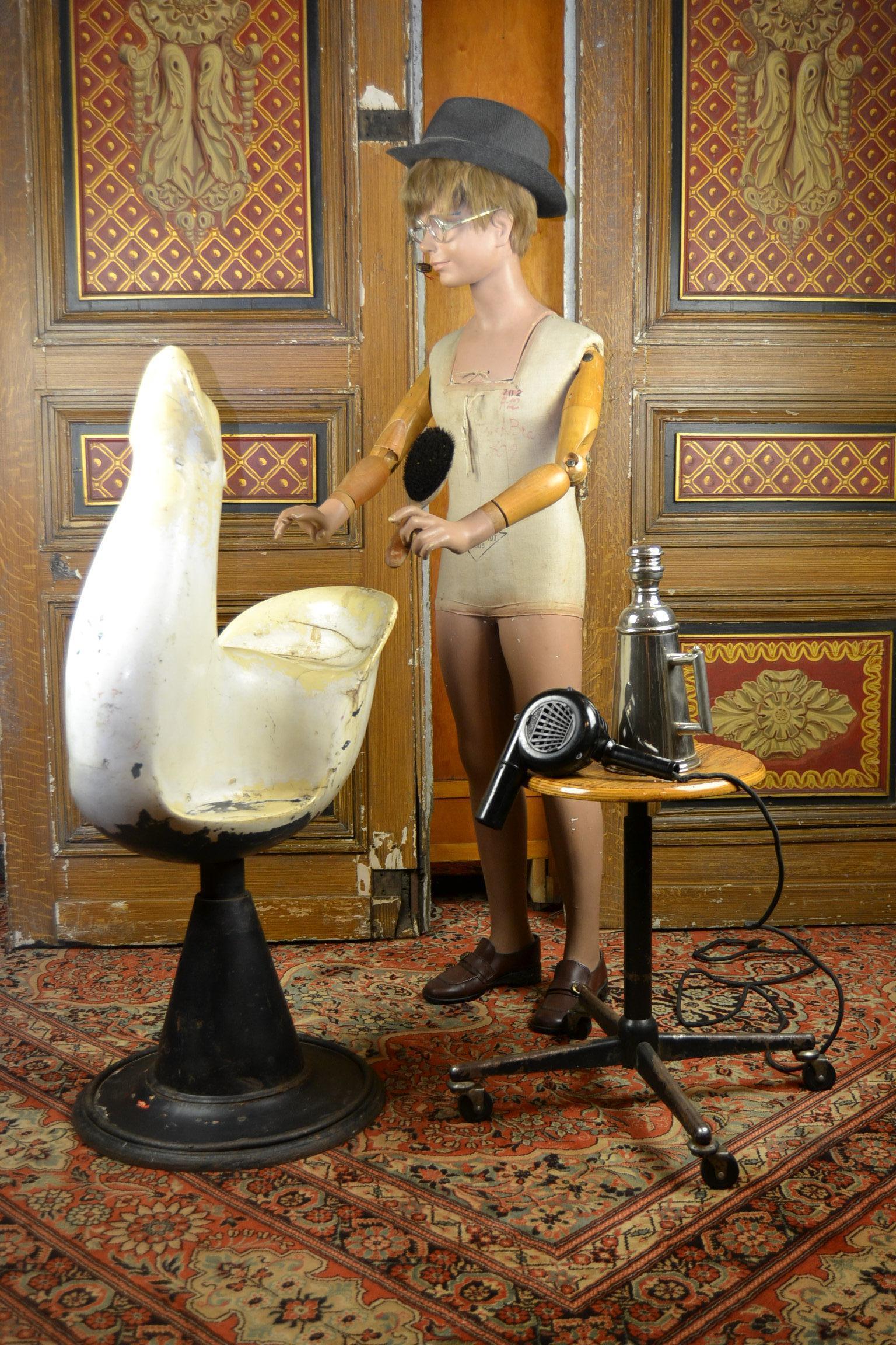 Superbe fauteuil de barbier vintage, en forme d'animal, années 1940. 
Ce vieux fauteuil de barbier figuratif pour enfants a la forme d'un phoque. 
L'animal marin en fibre de verre est monté sur un pied en fonte. 
En état d'origine, mais avec une